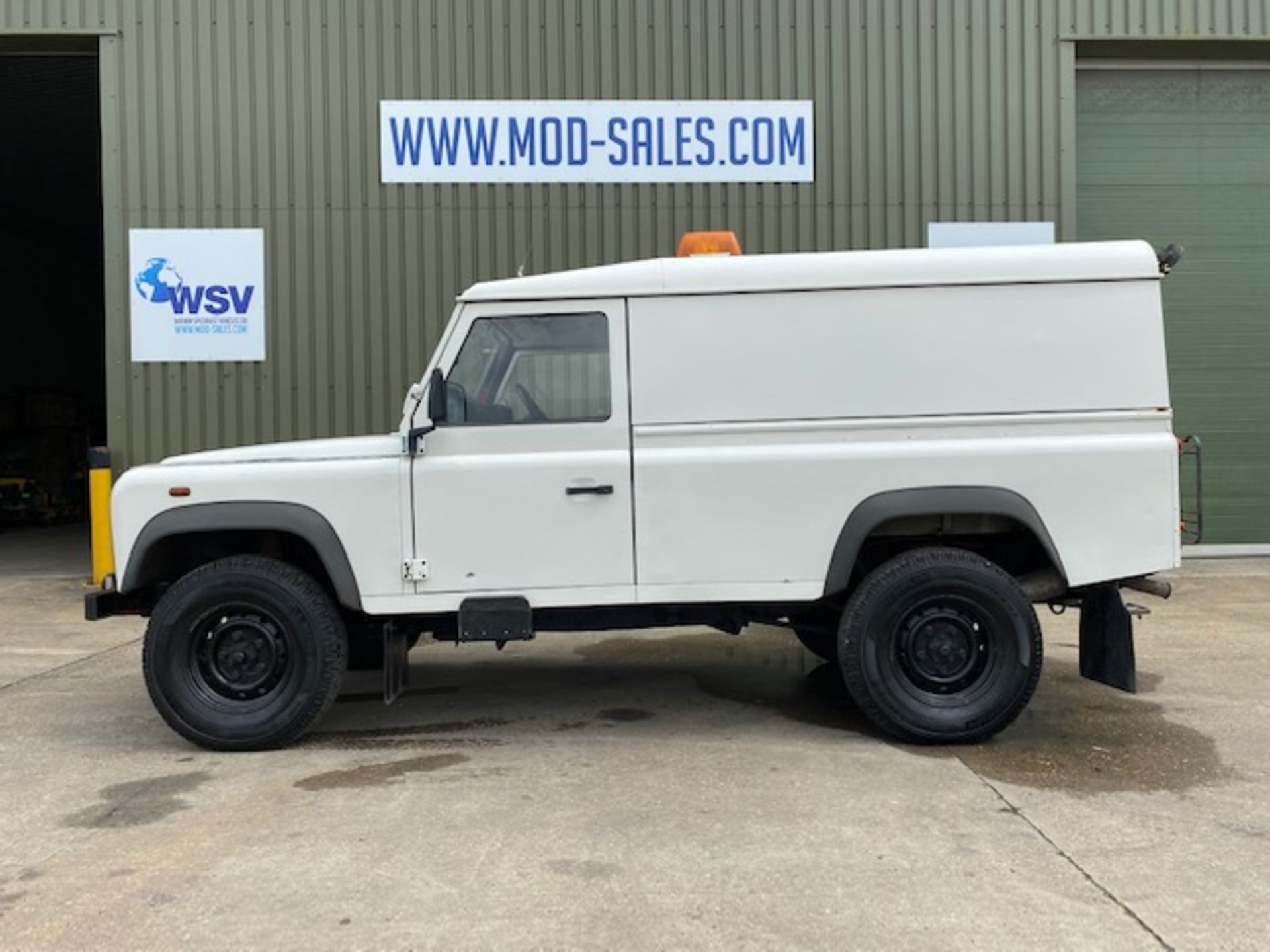 LAND ROVER DEFENDER 110 TD5 HARDTOP FITTED WINCH, SNORKEL AND WORKSHOP INTERIOR - Image 4 of 53