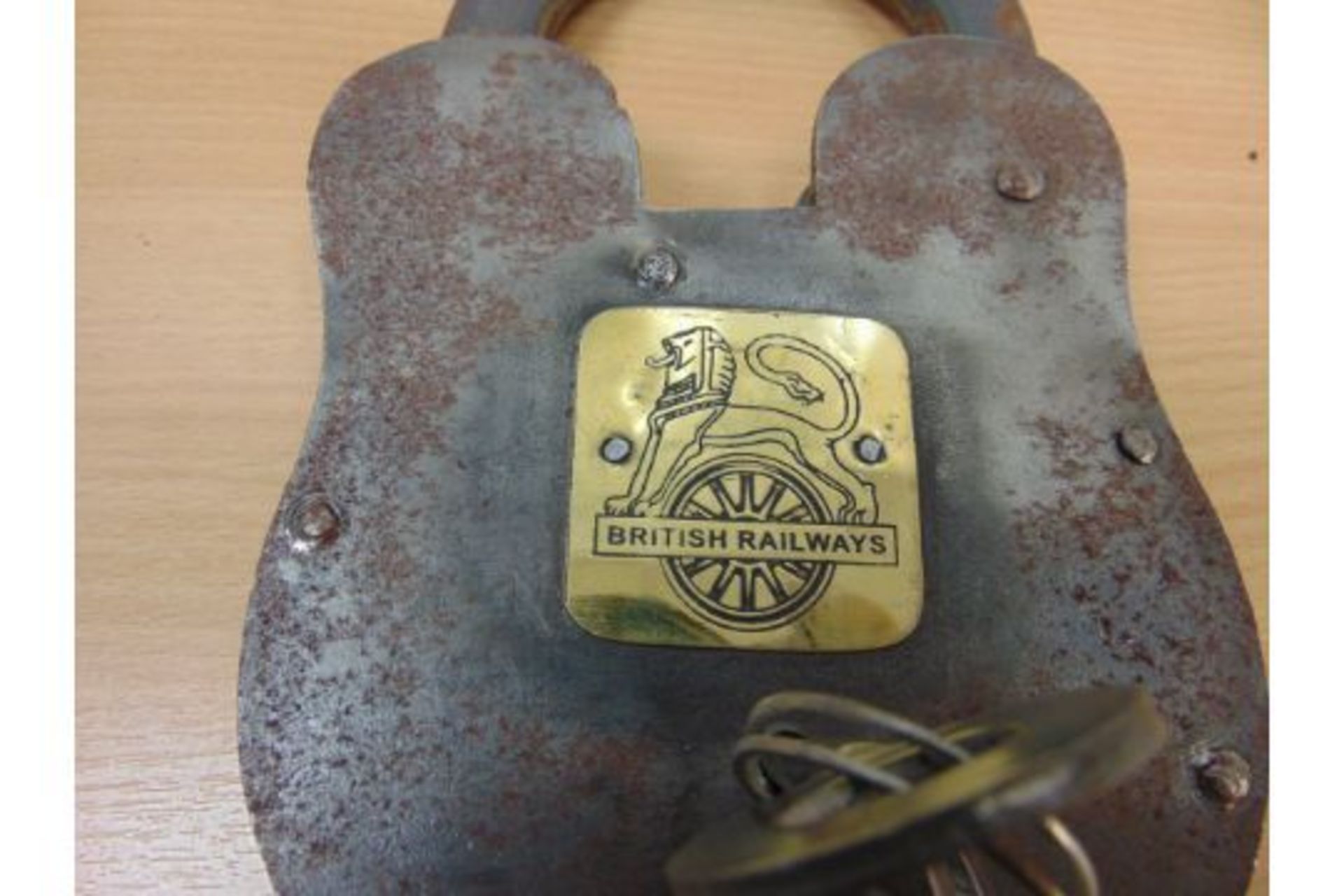 LARGE ANTIQUE BRITISH RAILWAY STEEL PADLOCK WITH 2 KEYS - Image 5 of 6