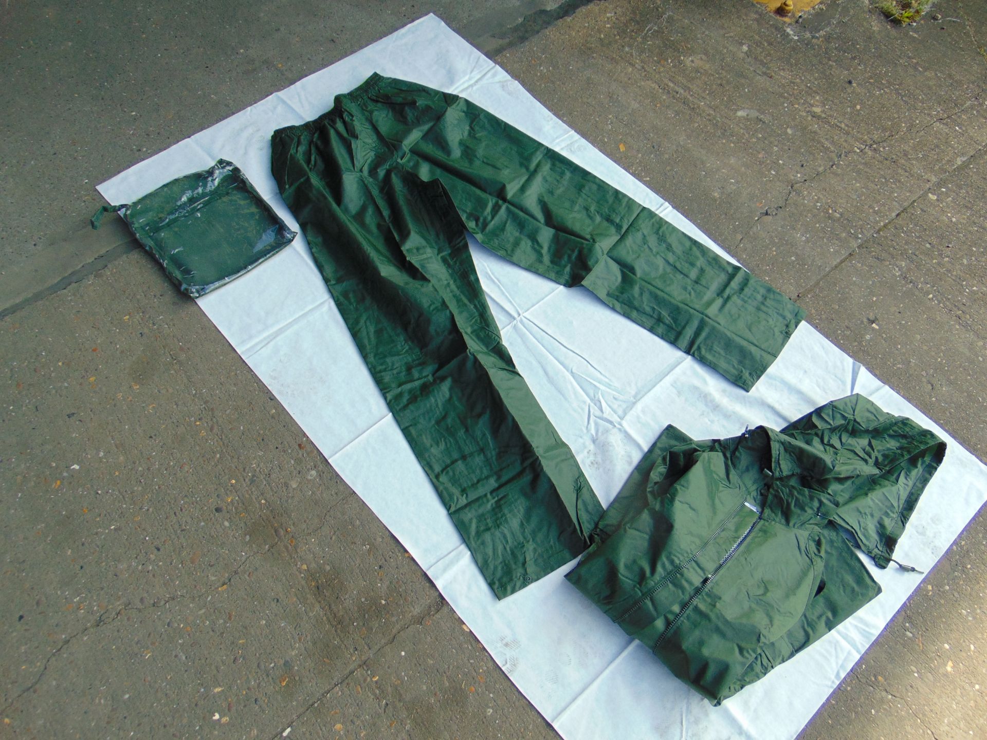 90 x New Unissued protective suit and kits - Image 7 of 13