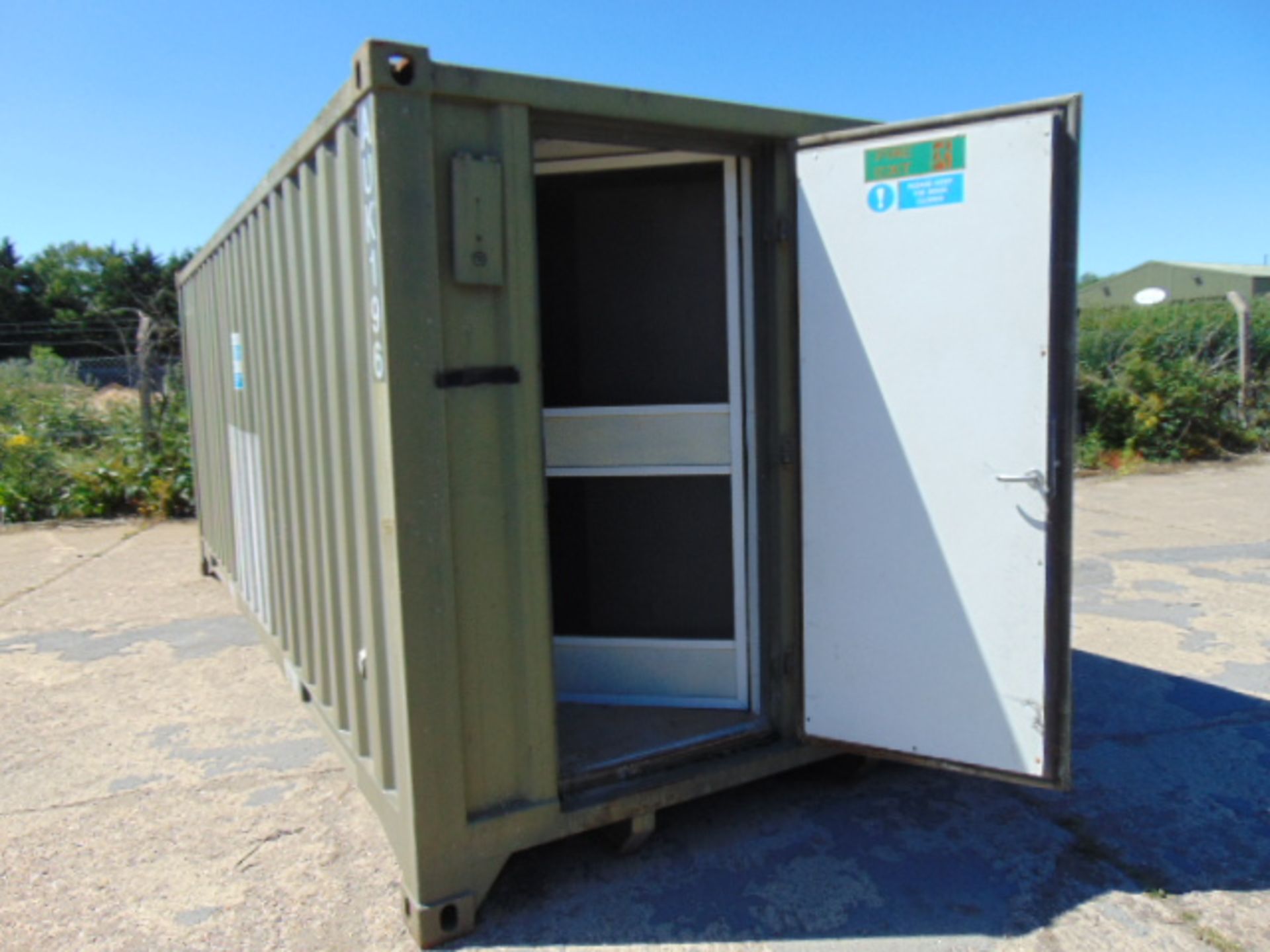 DEMOUNTABLE FRONT LINE ABLUTION UNIT IN 20FT CONTAINER WITH HOOK LOADER - Image 9 of 23