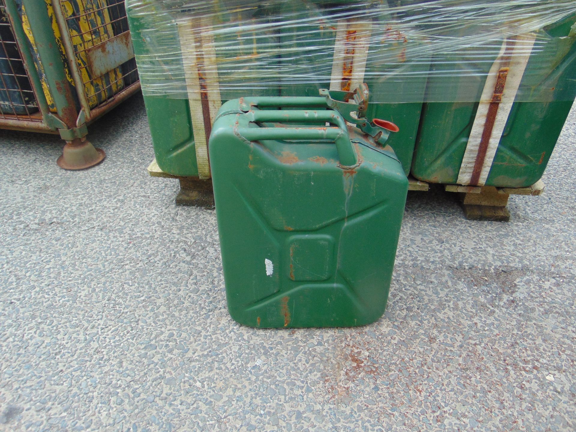 96X UNUSED 5 GALL JERRY CANS DIRECT FROM STORAGE - Image 4 of 7