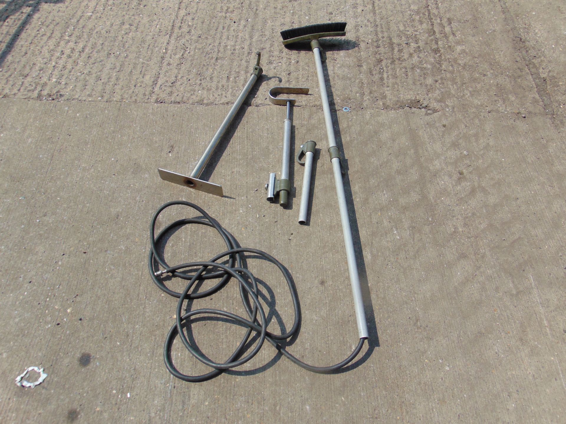 Vehicle washing set, with brush, pump and poles. - Image 3 of 3