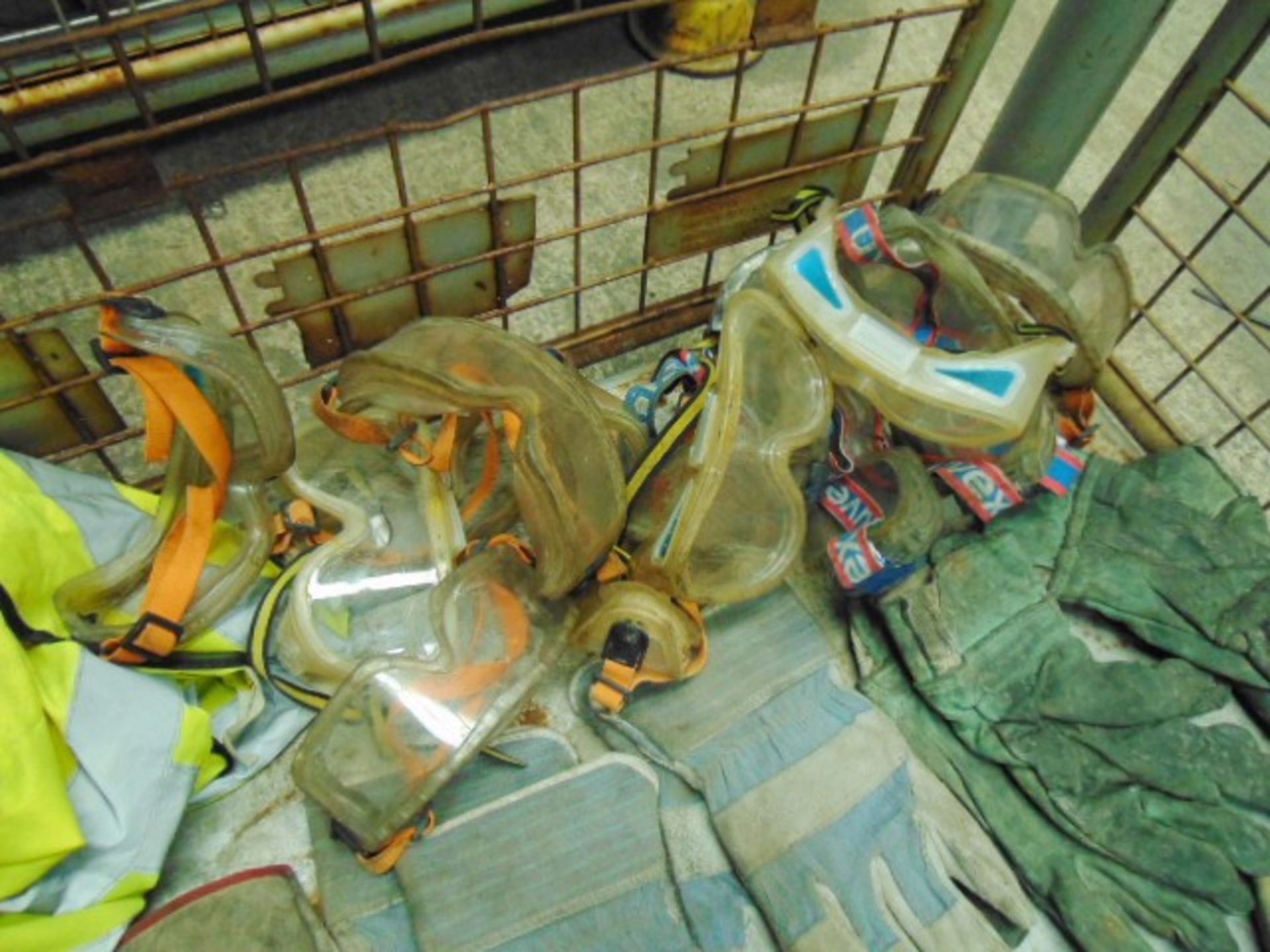 Mixed Safety Eqpt inc Gloves, Goggles, Hi Viz Vests etc - Image 4 of 5