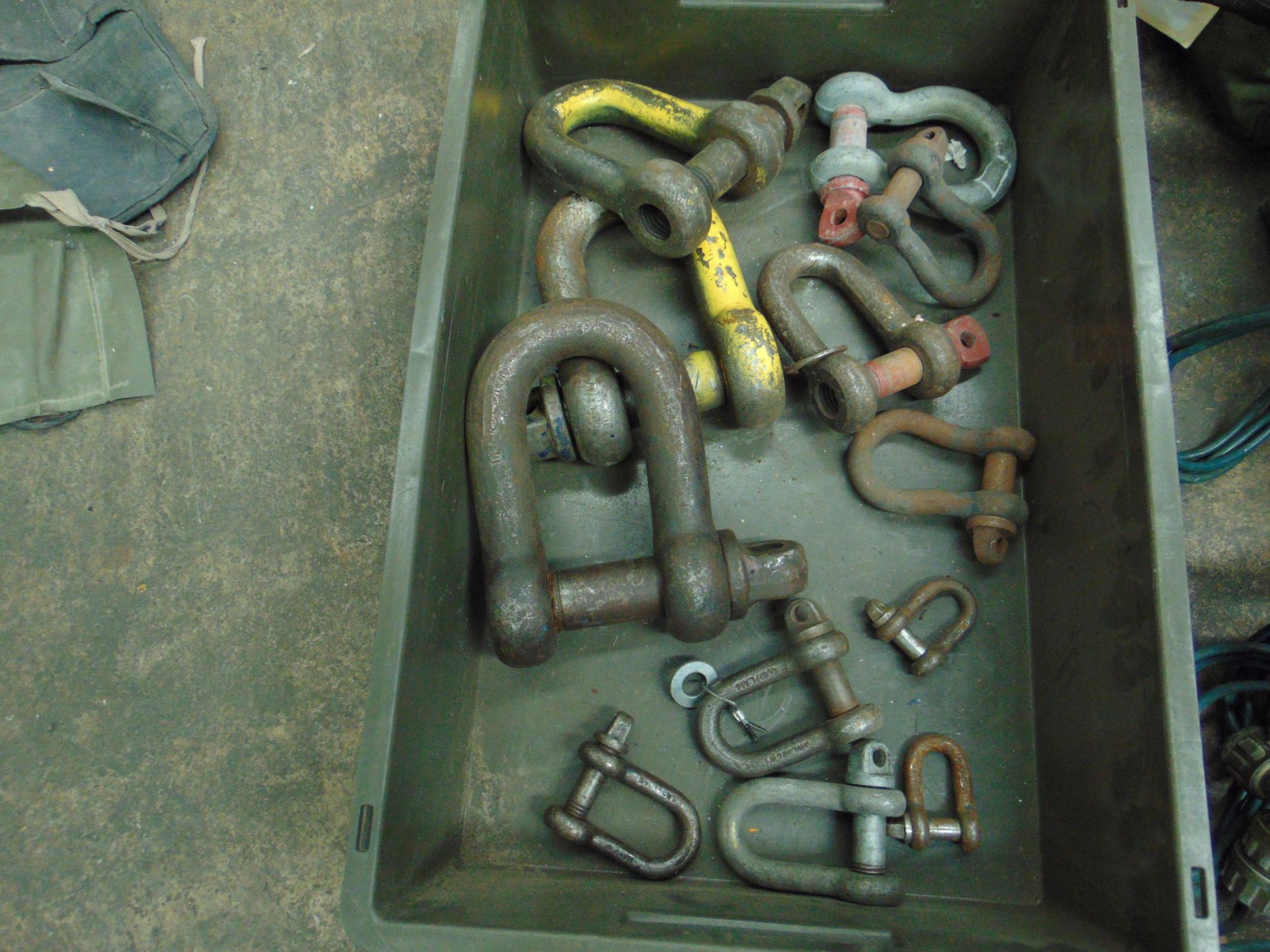 VARIOUS SHACKLES, STORAGE BOX INCLUDED