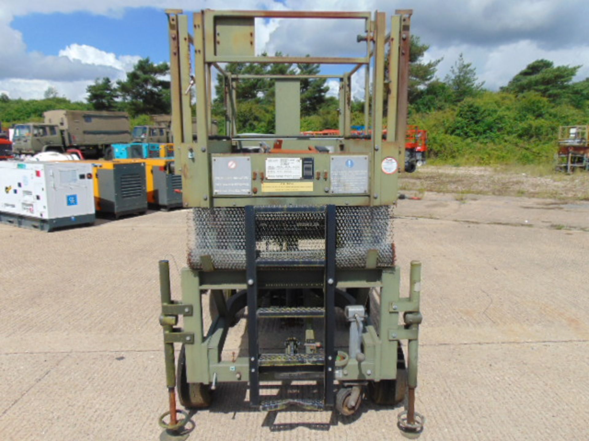 Ex RAF UK Lift Model 002800153 MAP Hydraulic Access Plataform - Image 4 of 8