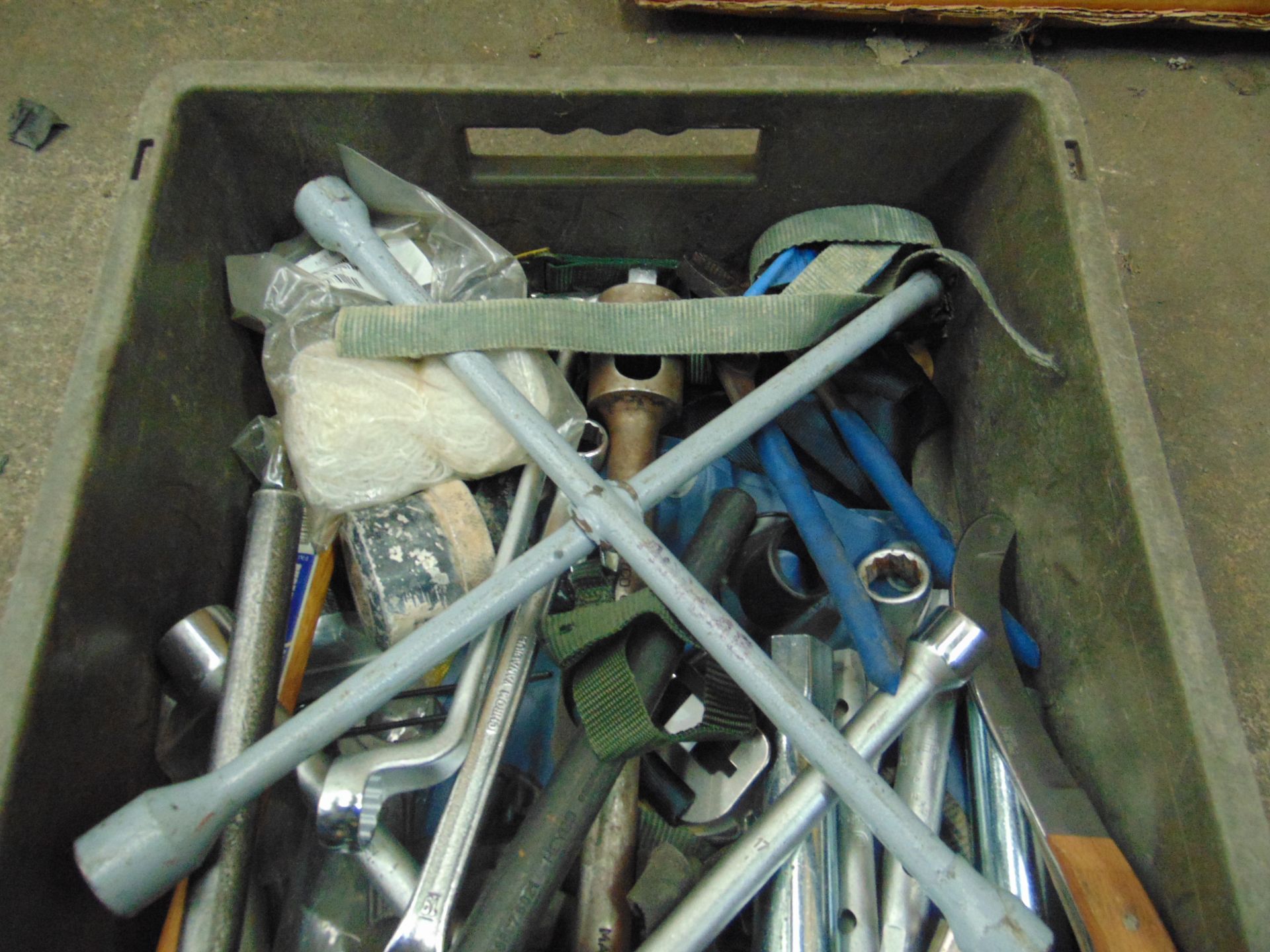 VARIOUS TOOLS AND ITEMS IN GREEN STORAGE BOX - Image 2 of 3