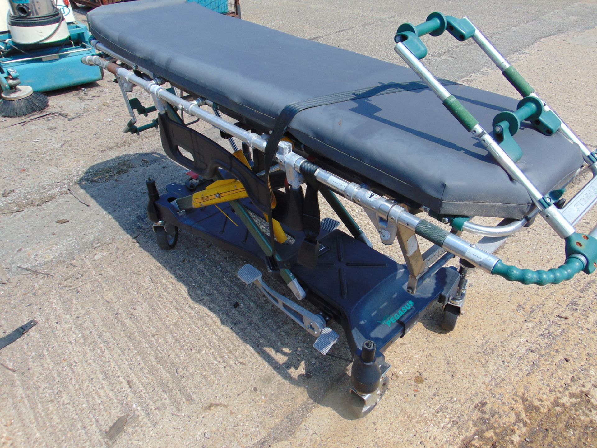 2 x MOBILE STRETCHERS - Image 3 of 9