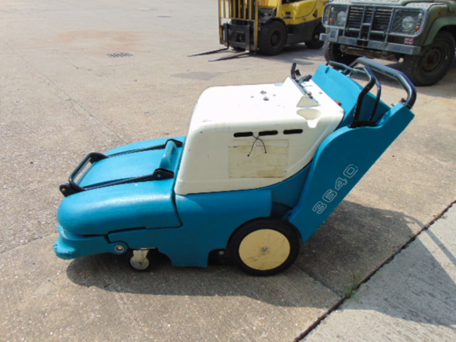 Tennant 3640 24V Walk Behind Vacuum Sweeper ONLY 236 HOURS! - Image 4 of 13