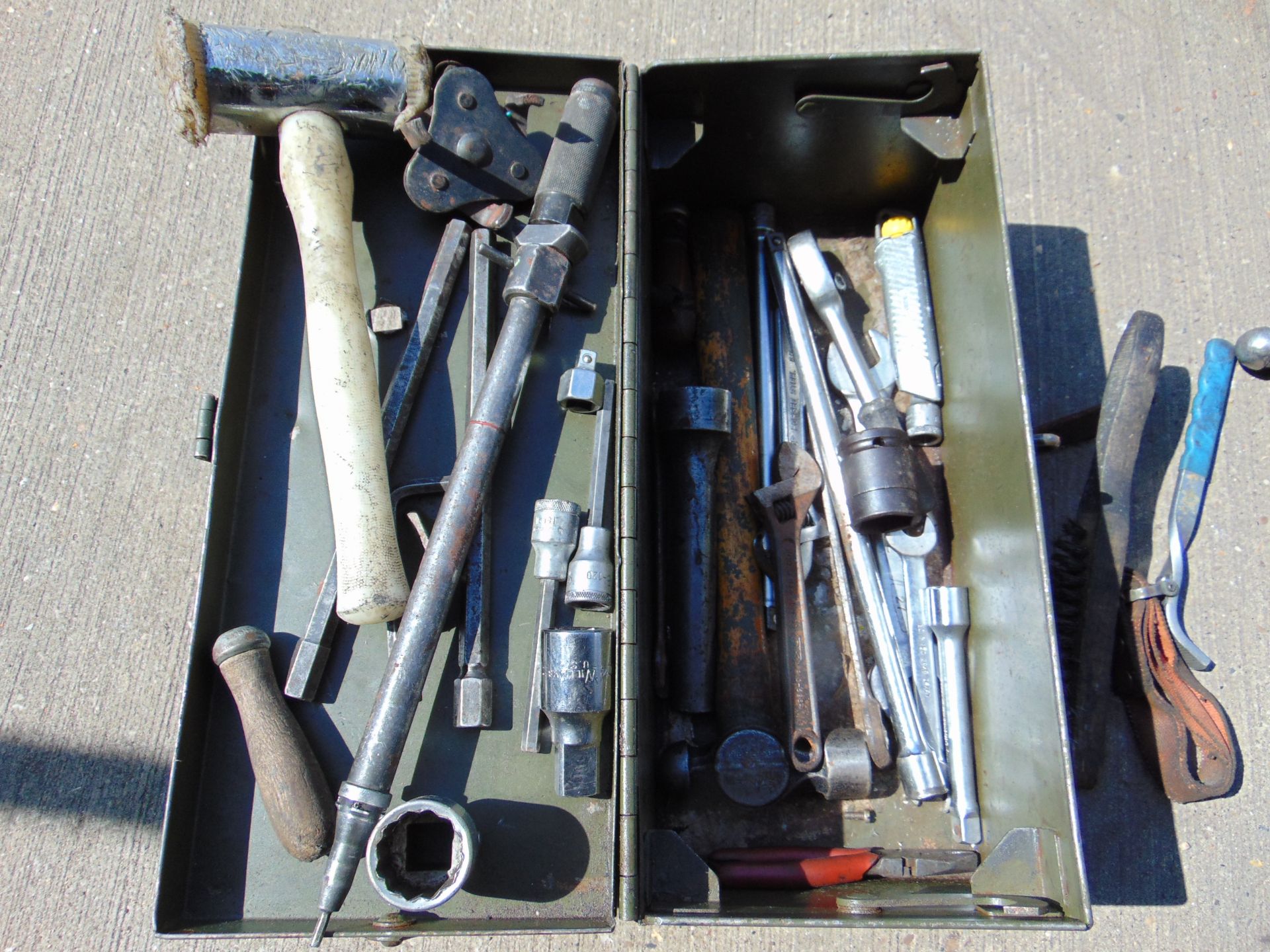 TOOLBOX WITH VARIOUS TOOLS - Image 2 of 5