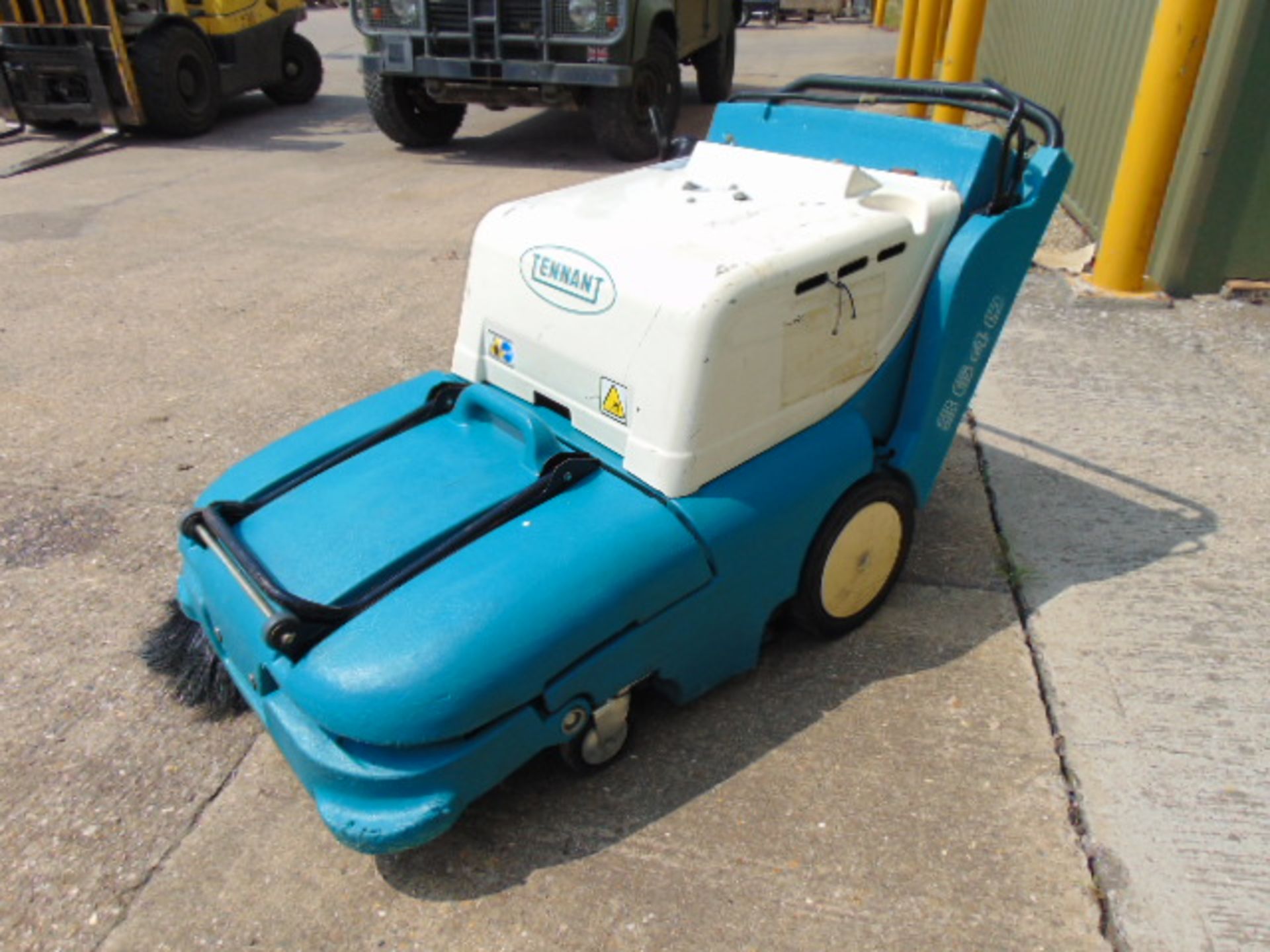 Tennant 3640 24V Walk Behind Vacuum Sweeper ONLY 236 HOURS! - Image 3 of 13