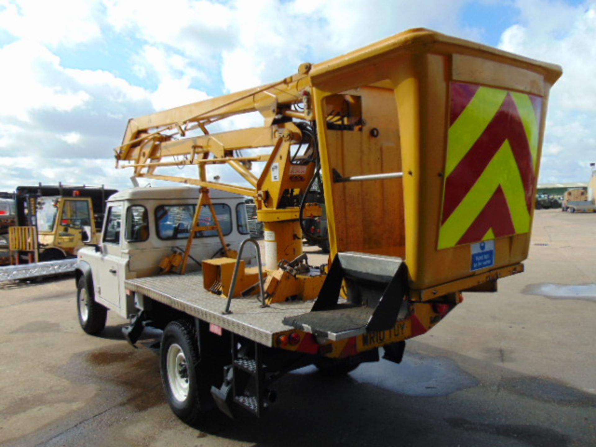 2010 Land Rover Defender 130 2.4 Puma Cherry Picker / Access Lift ONLY 83,760 MILES! - Image 11 of 32