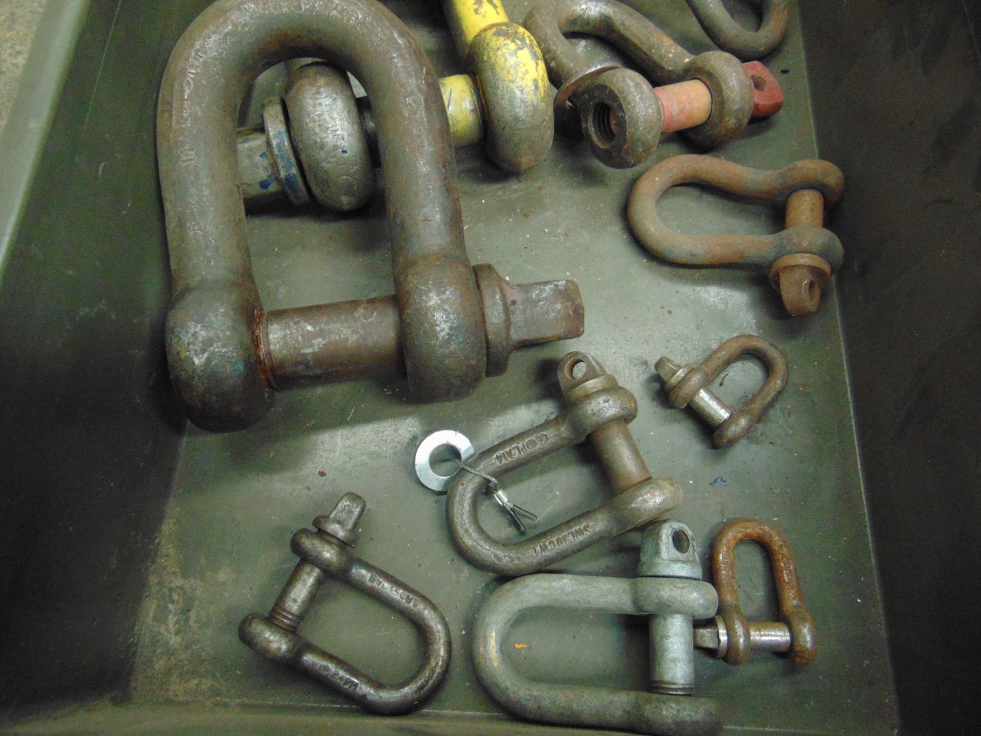 VARIOUS SHACKLES, STORAGE BOX INCLUDED - Image 3 of 3