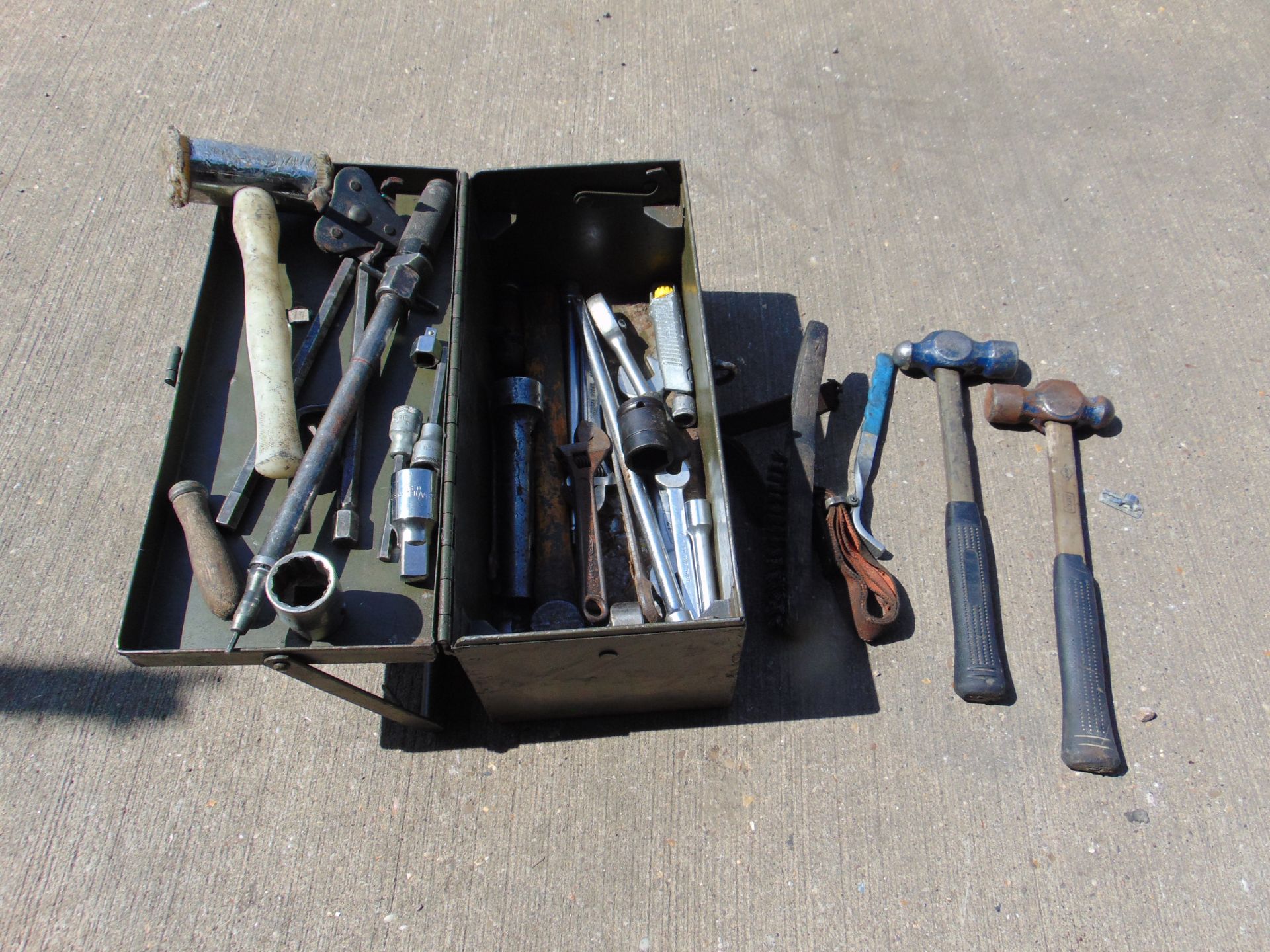 TOOLBOX WITH VARIOUS TOOLS