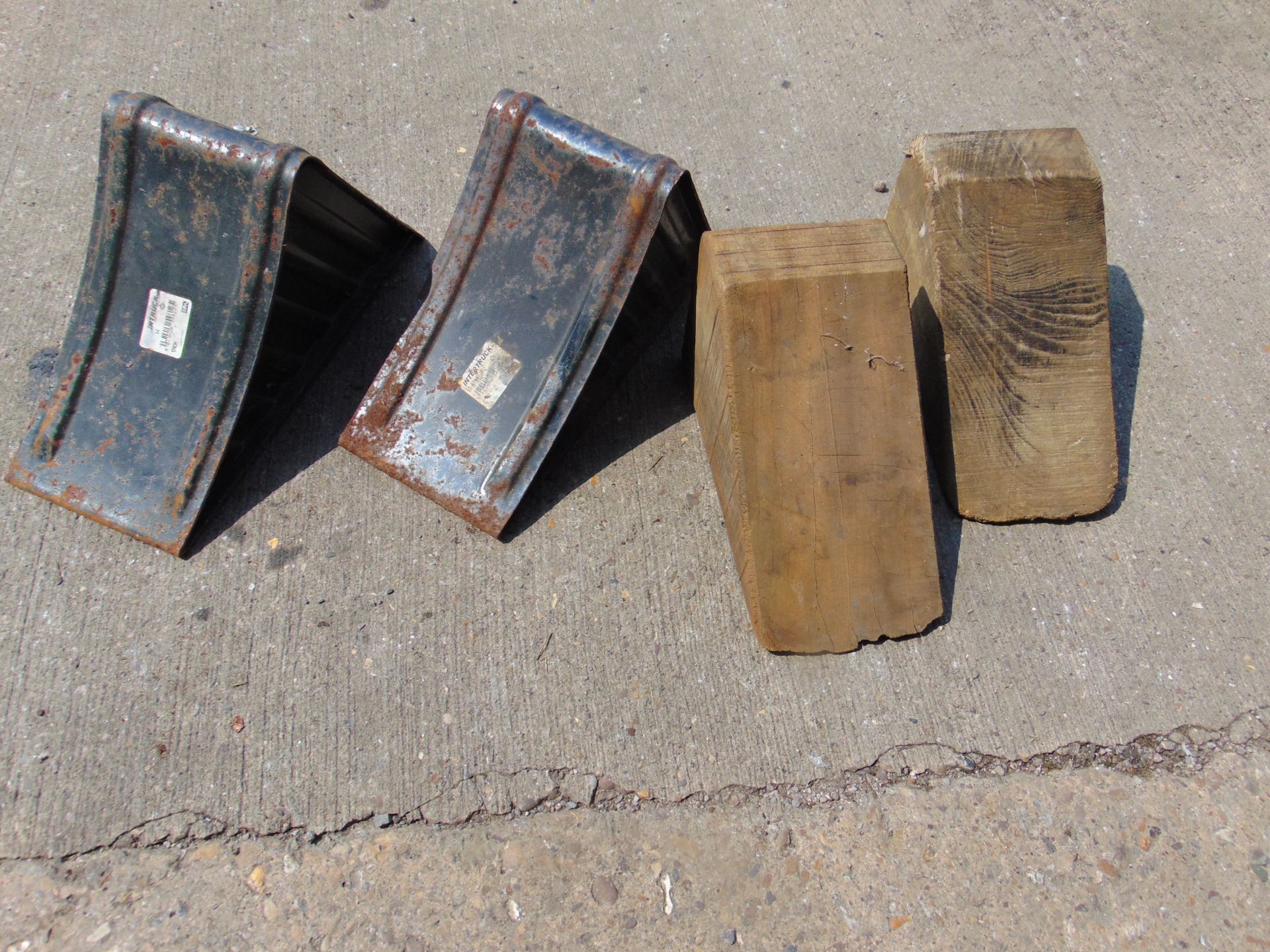 4 x WHEEL CHOCKS, 2 WOODEN 2 METAL - Image 2 of 2