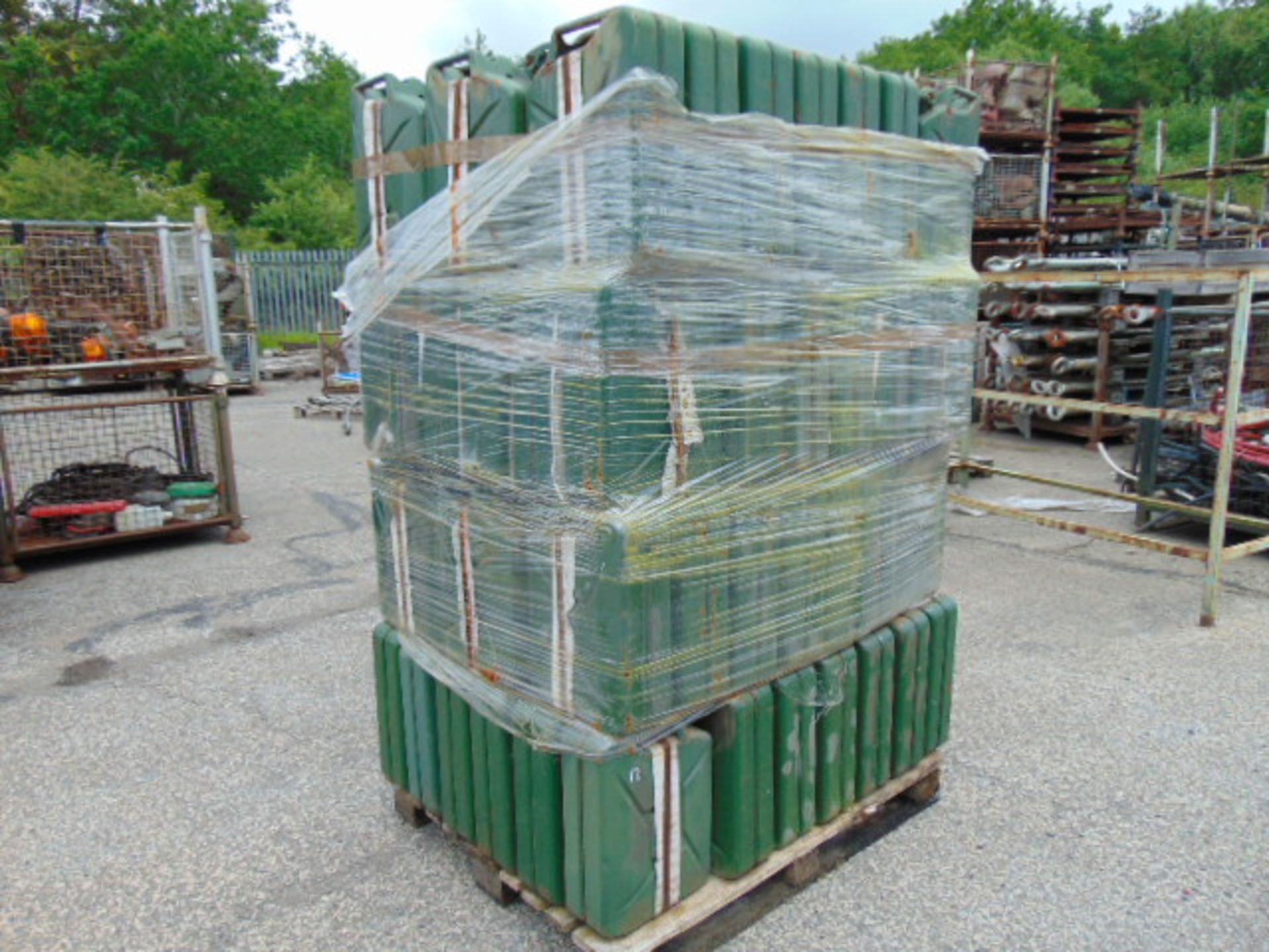 96X UNUSED 5 GALL (20 LITRE) JERRY CANS DIRECT FROM STORAGE - Image 2 of 4