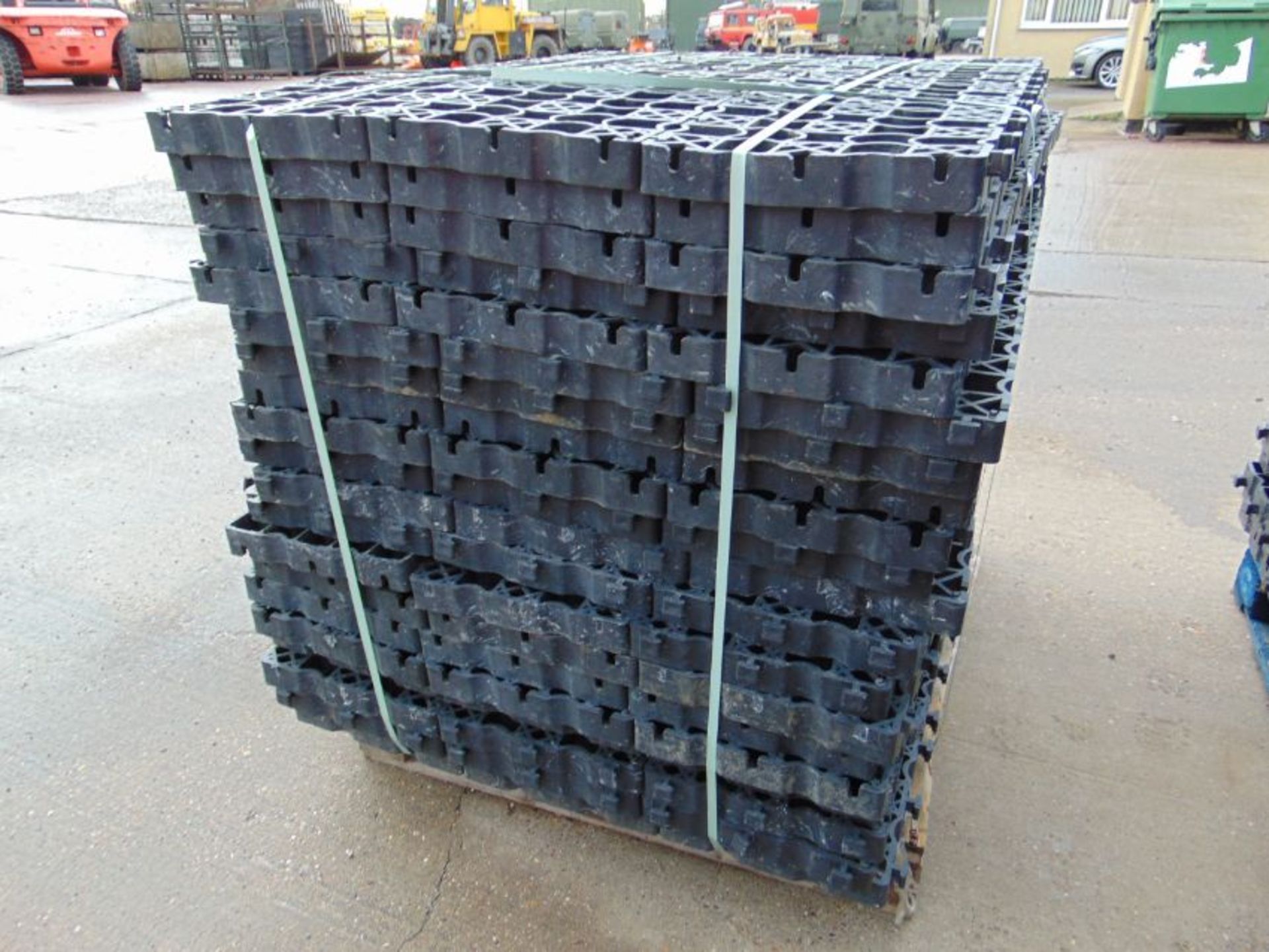 Pallet of Interlocking Temporary Roadway / Ground Stabilisation Panels. - Bild 2 aus 4