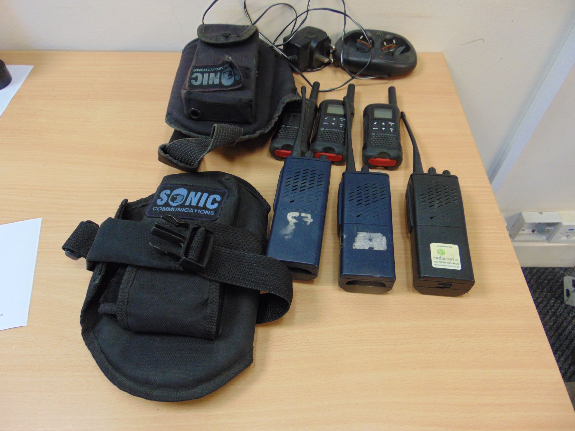 6 x HAND HELD RADIOS, CHARGER & 2 x CARRYING POUCHES