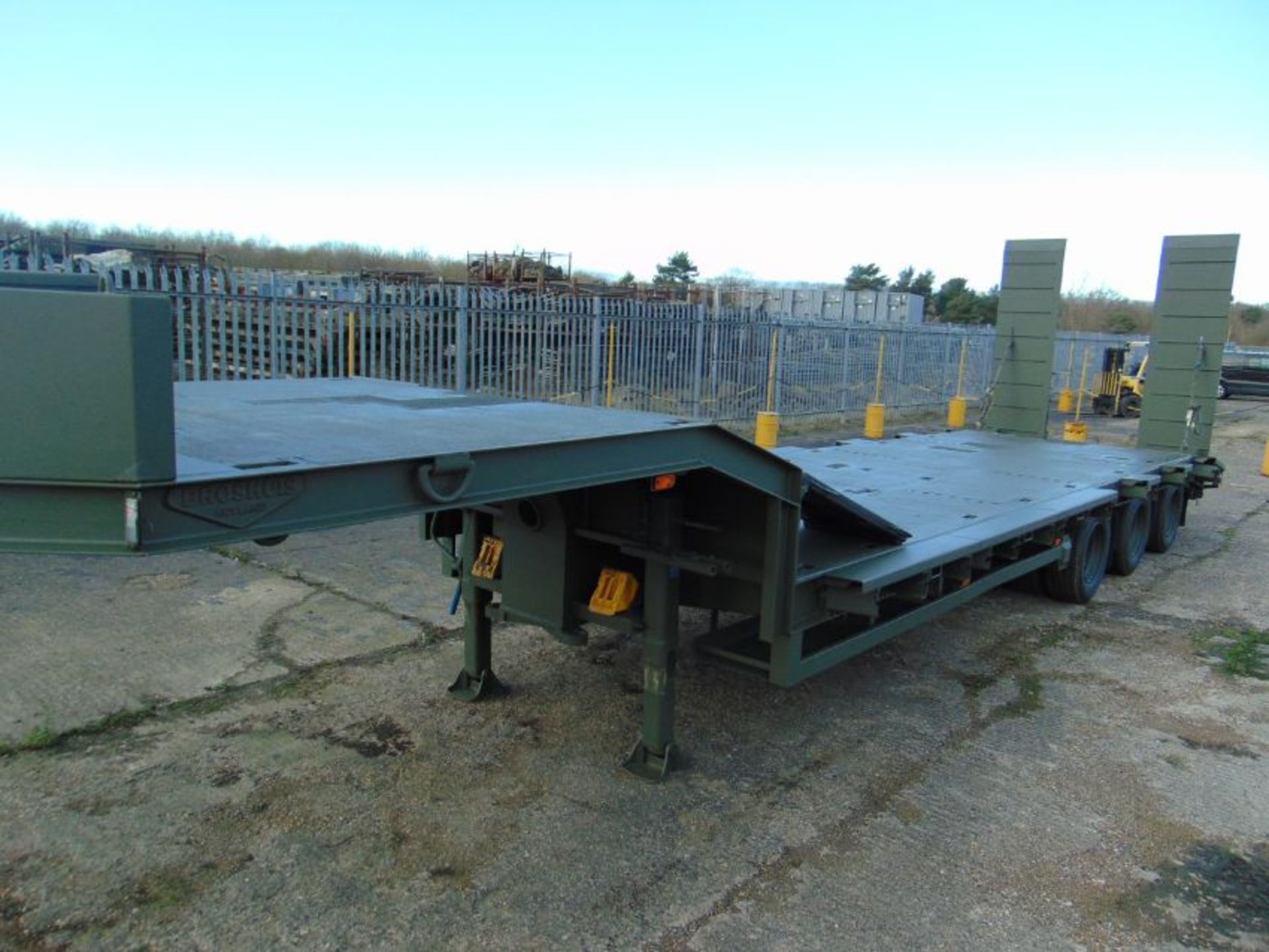 EX RESERVE Broshuis E-2130 Tri Axle Stepframe 43 Ton Trailer - Image 4 of 44