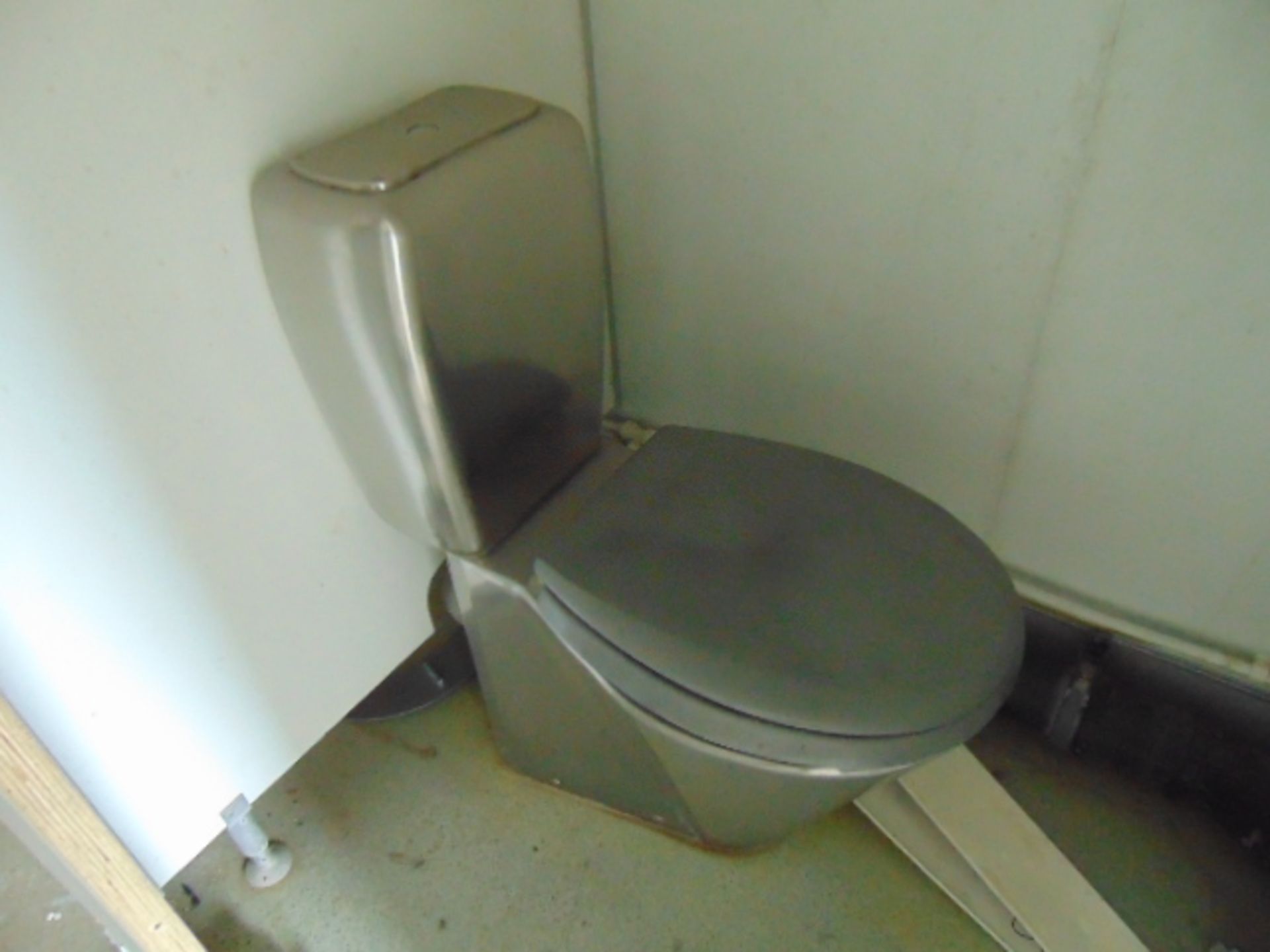 Front Line Ablution Unit in 20ft Container with hook loader, Twist Locks Etc - Image 15 of 19