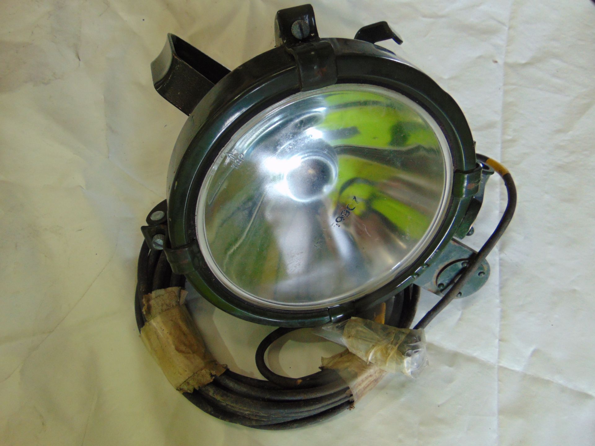 UNUSED FV ISSUED SEARCHLIGHT A1 CONDITION C/W BRACKET, LEAD AND PLUG - Image 2 of 5