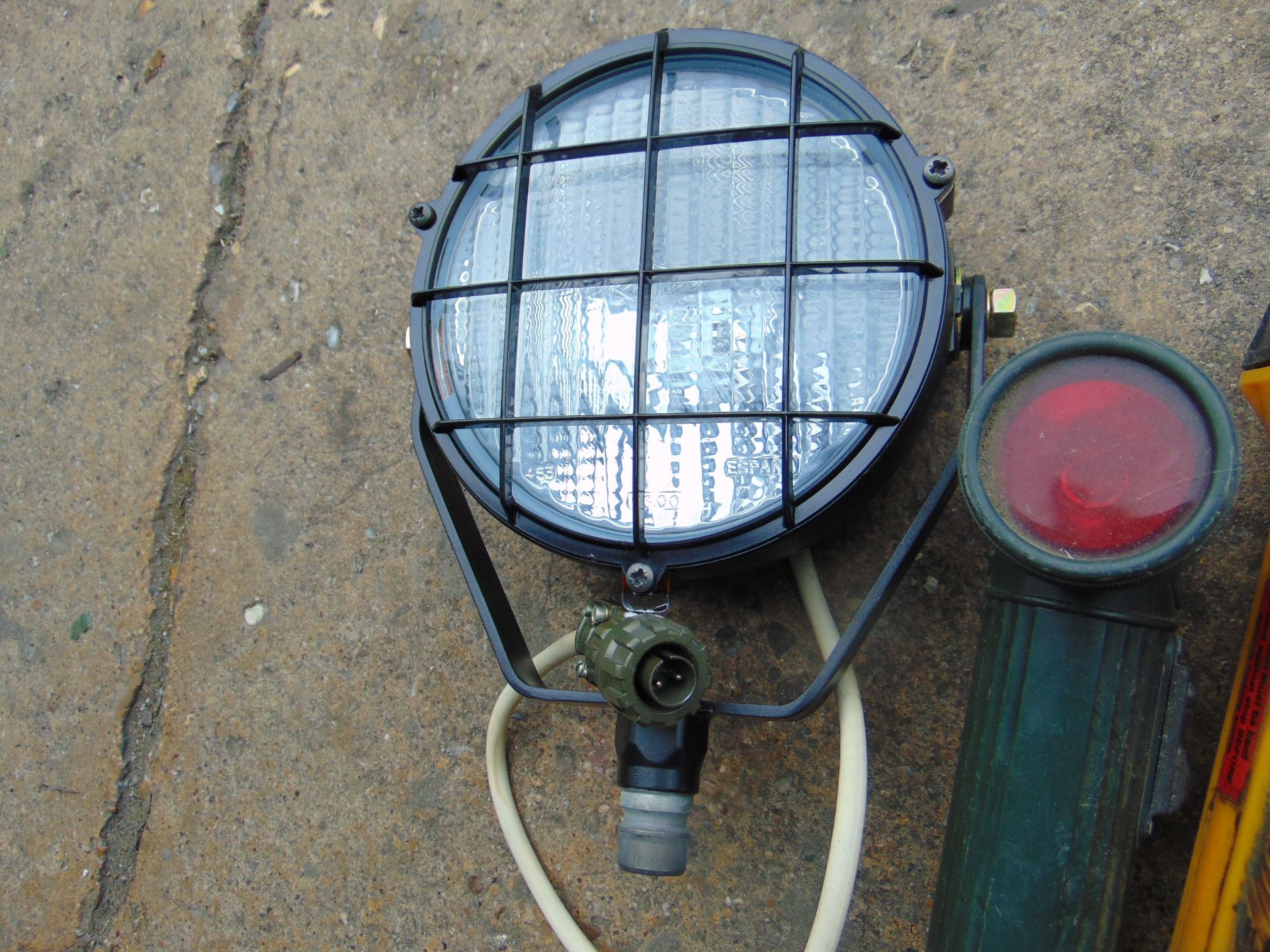 2 x SPOT LIGHTS & 2 x TORCHES - Image 2 of 5