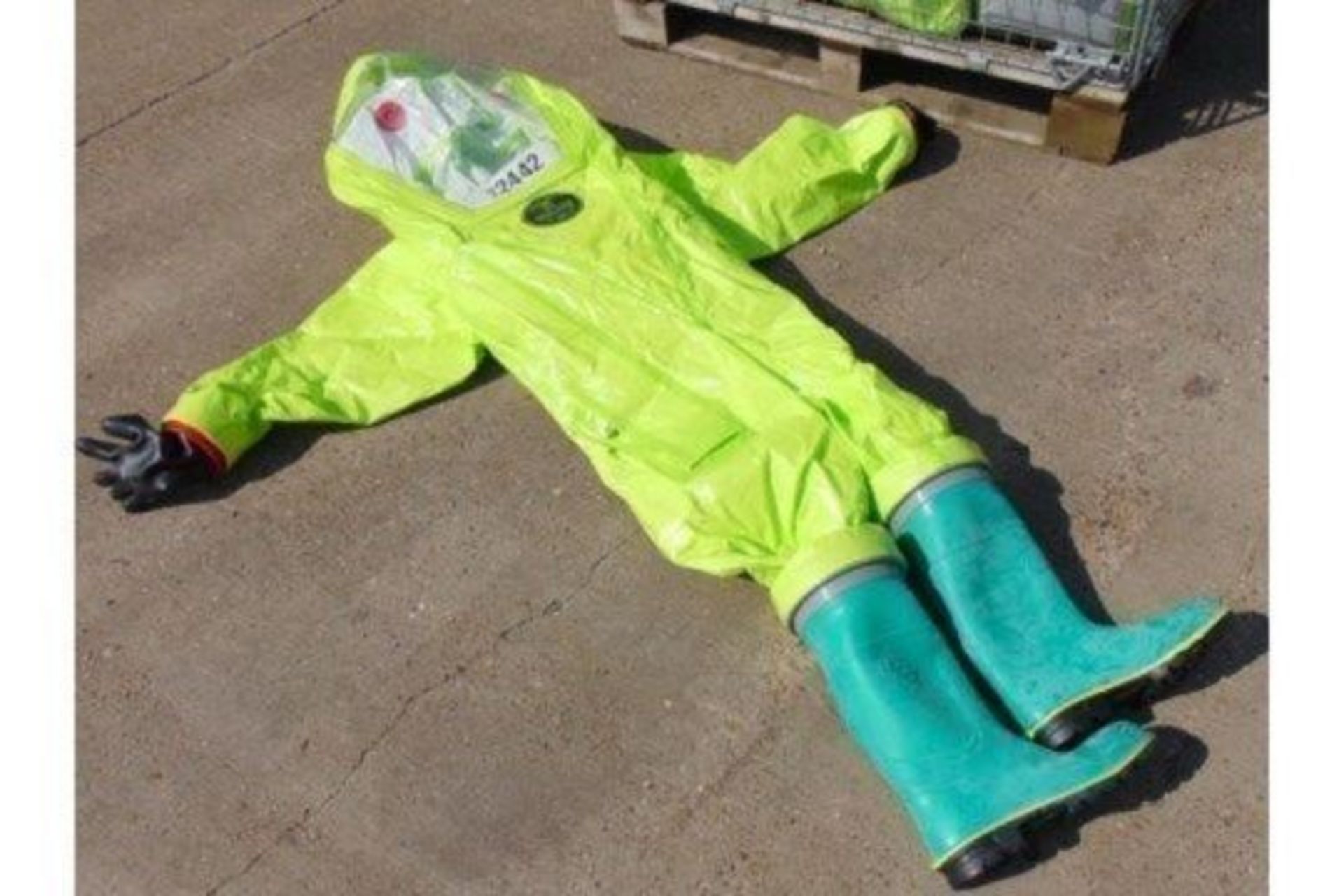 10 x Respirex Tychem TK Gas-Tight Hazmat Suit Type 1A with Attached Boots and Gloves. - Bild 4 aus 10