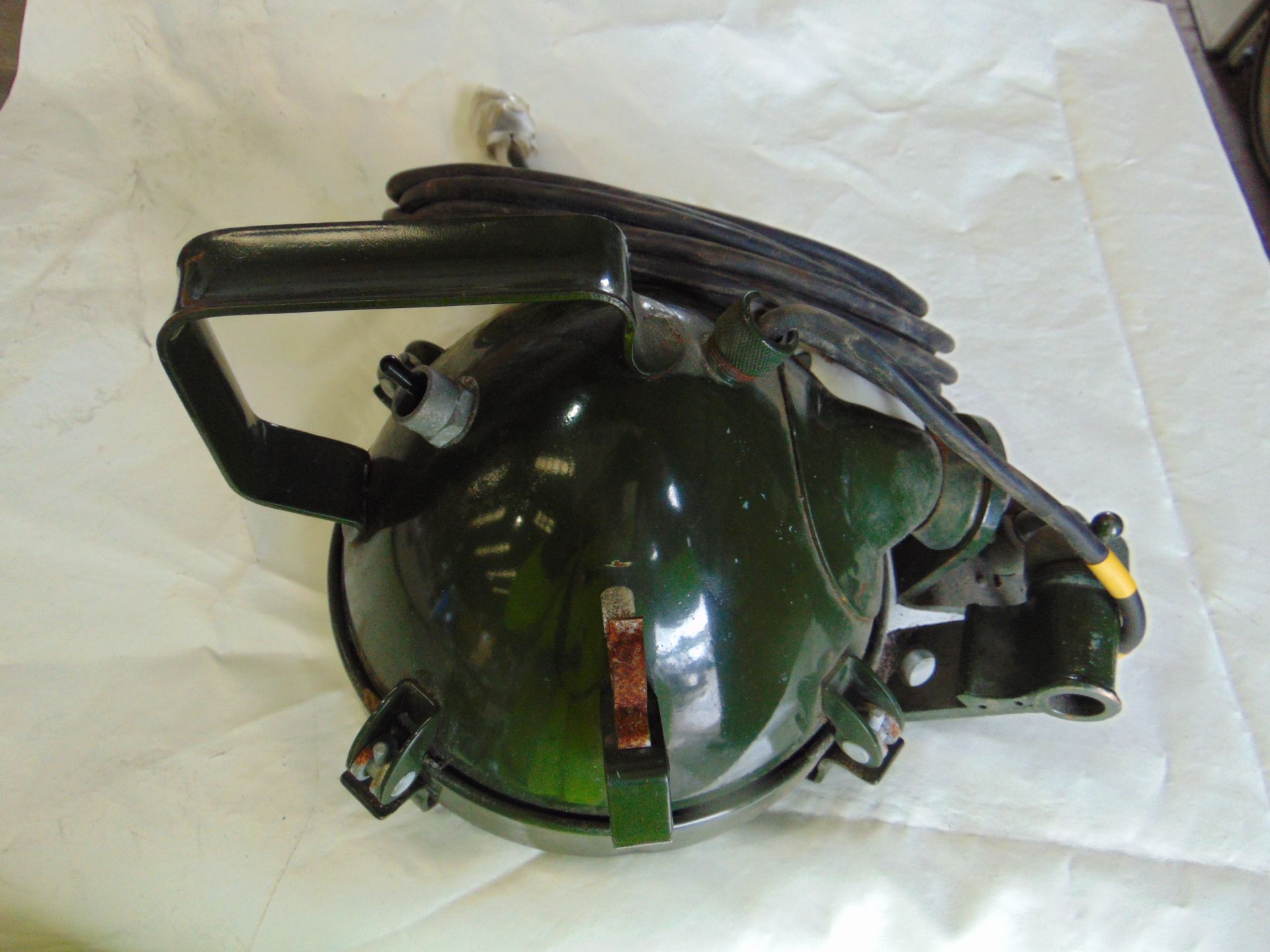 UNUSED FV ISSUED SEARCHLIGHT A1 CONDITION C/W BRACKET, LEAD AND PLUG - Image 3 of 5