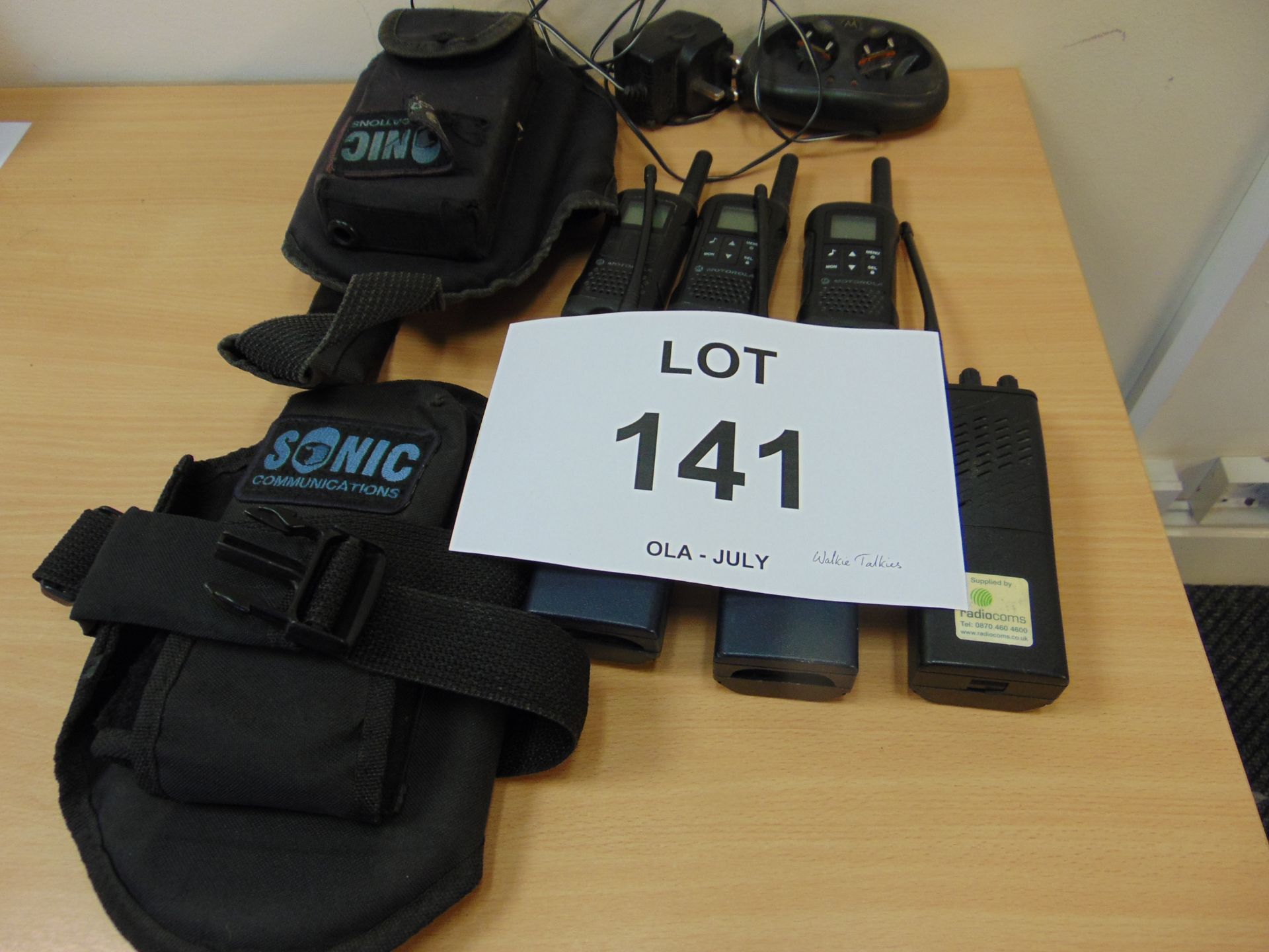 6 x HAND HELD RADIOS, CHARGER & 2 x CARRYING POUCHES - Bild 2 aus 5