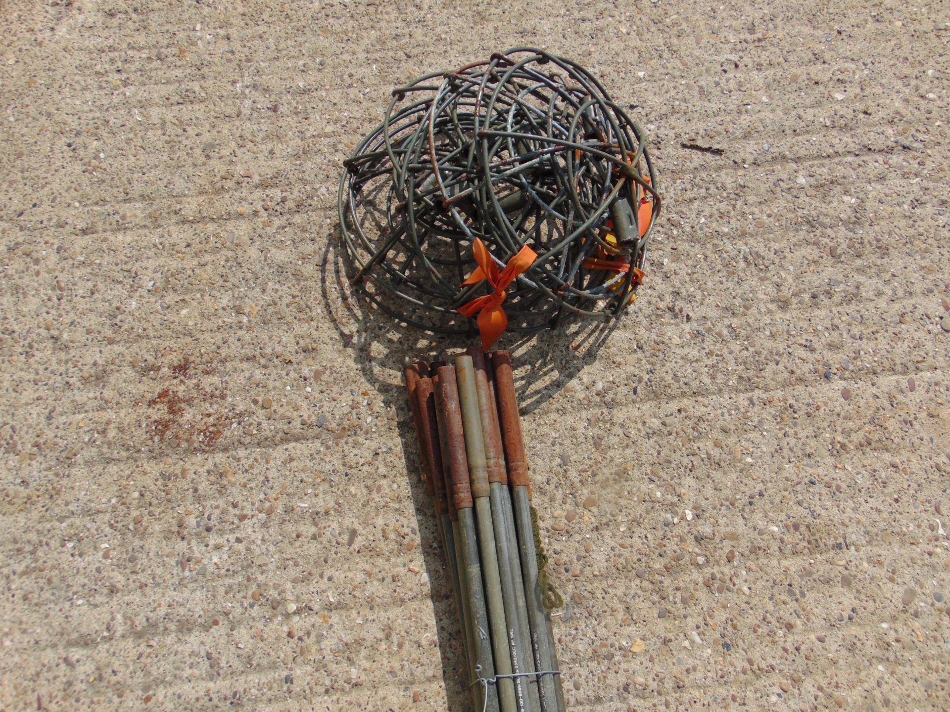 20 x CAM NET POLES AND 10 x SPREADERS - Image 2 of 2