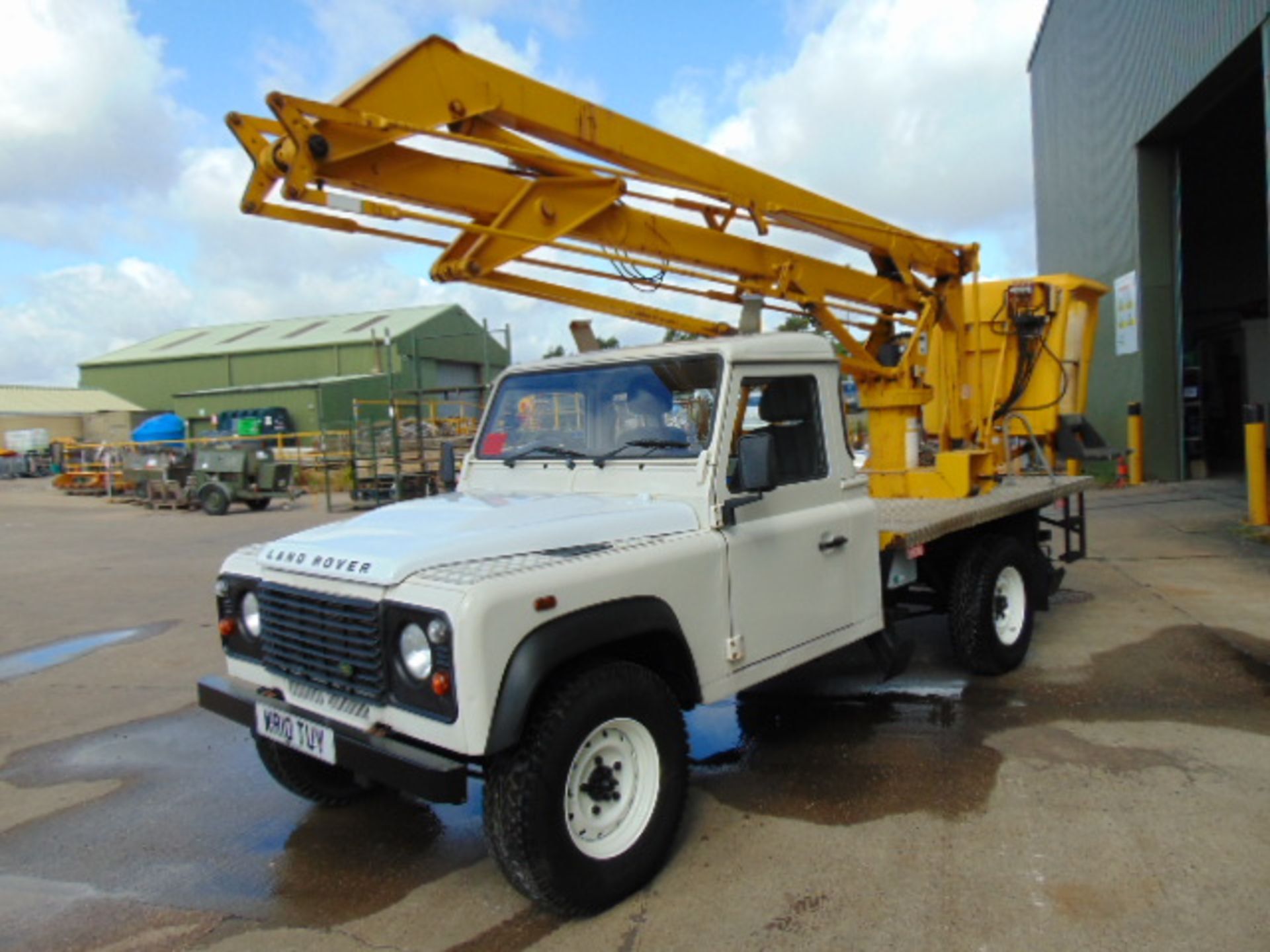 2010 Land Rover Defender 130 2.4 Puma Cherry Picker / Access Lift ONLY 83,760 MILES! - Image 6 of 32