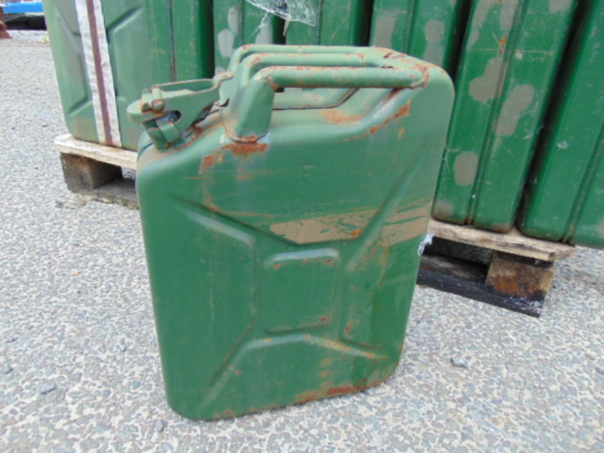 96X UNUSED 5 GALL (20 LITRE) JERRY CANS DIRECT FROM STORAGE - Image 4 of 4