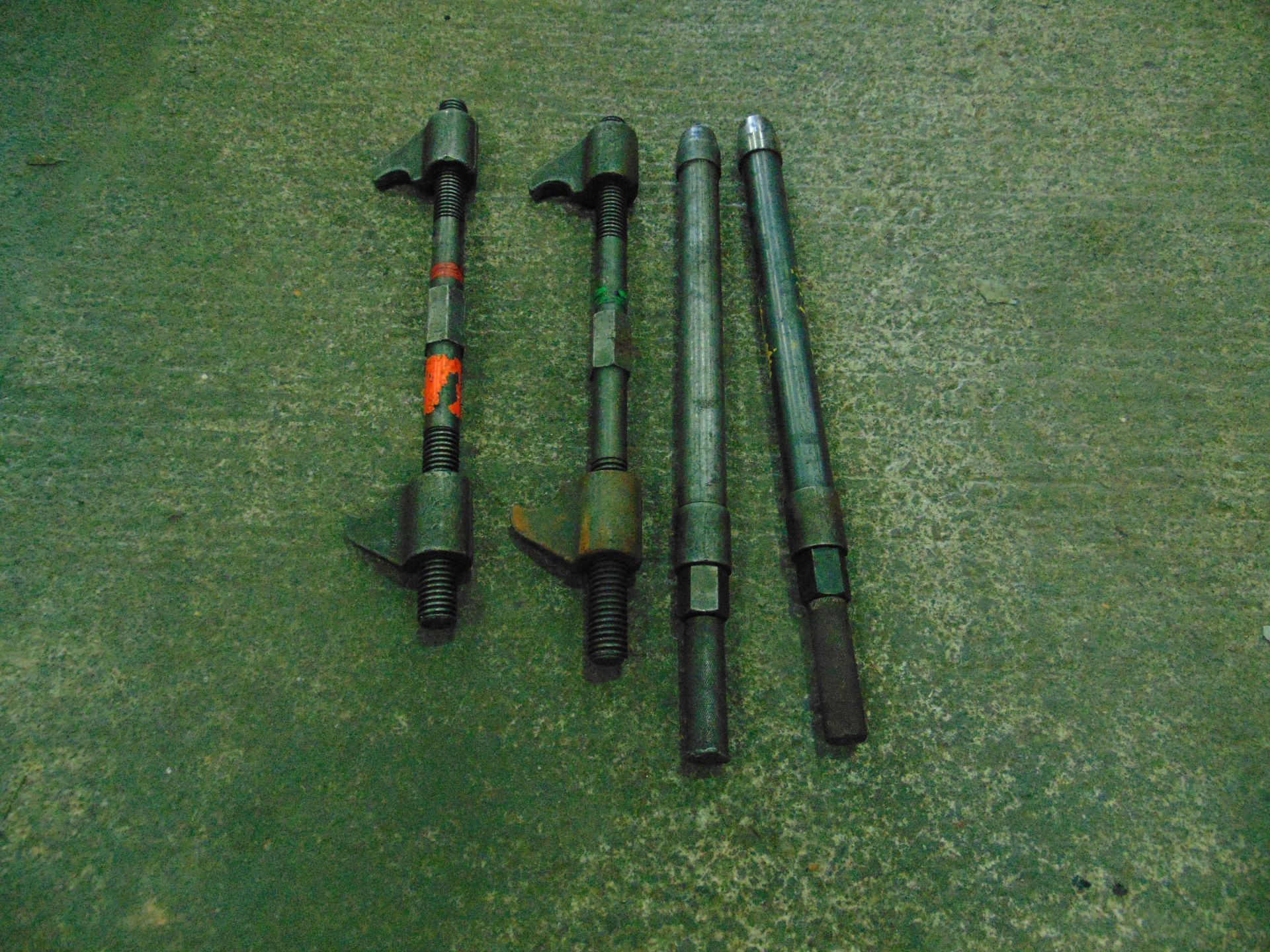 AFV 432 TRACK CLAMPS AND PIN EXTRACTION TOOLS - Bild 2 aus 4