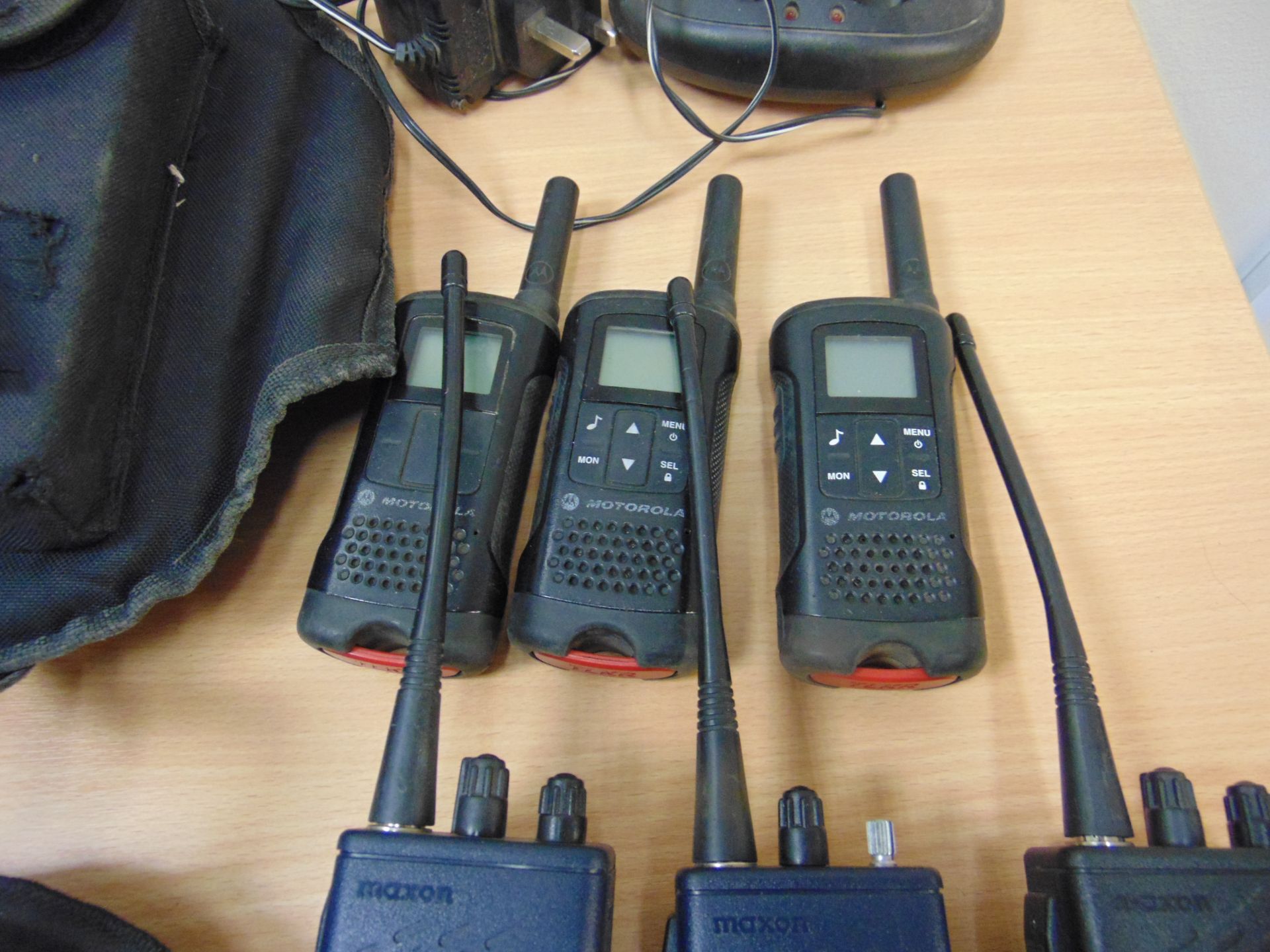 6 x HAND HELD RADIOS, CHARGER & 2 x CARRYING POUCHES - Bild 3 aus 5