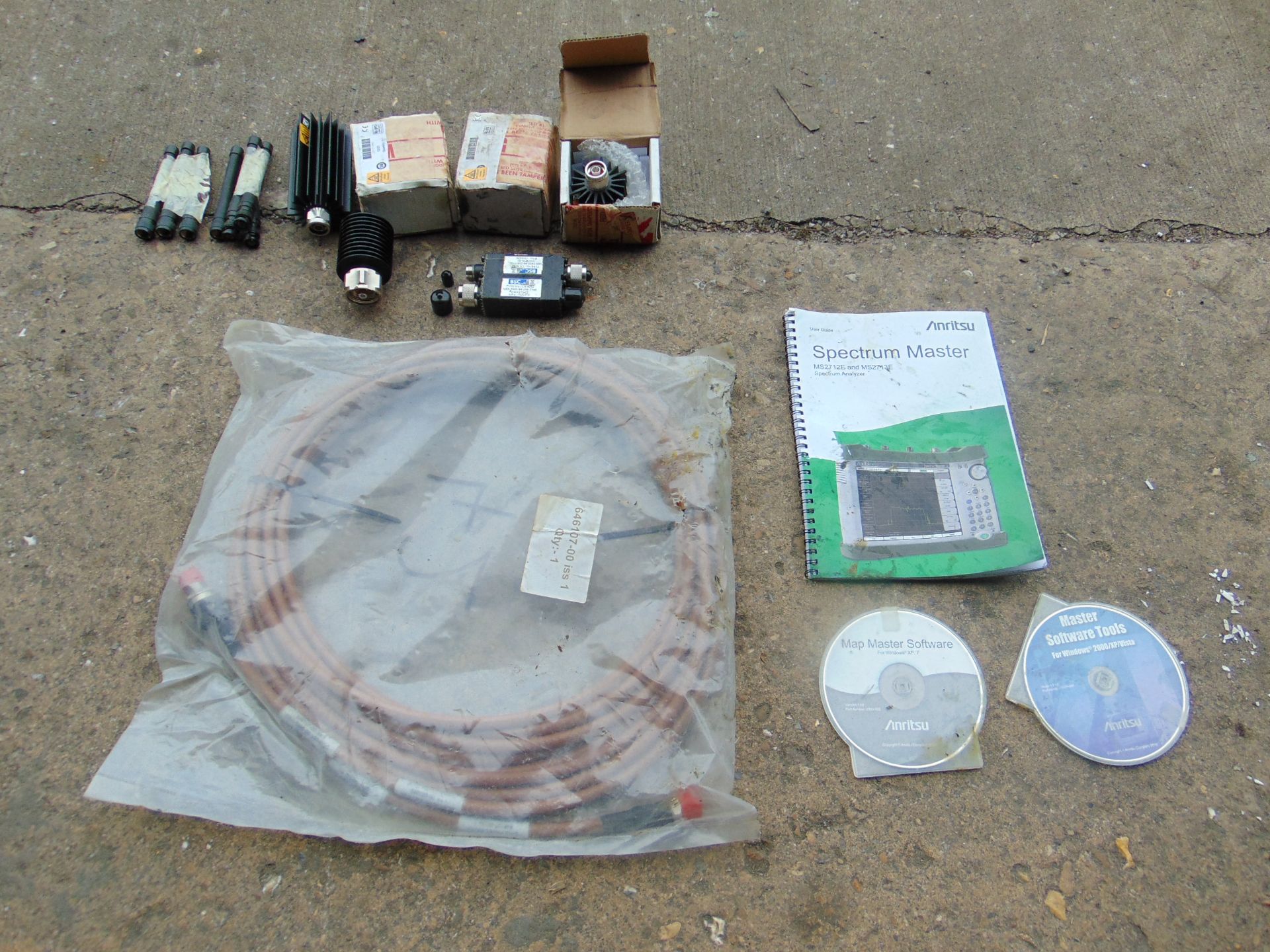 VARIOUS ANTENNAS, FIBRE OPTIC RX CABLE AND MANUAL WITH CD'S FOR SPECTRUM ANALYSER