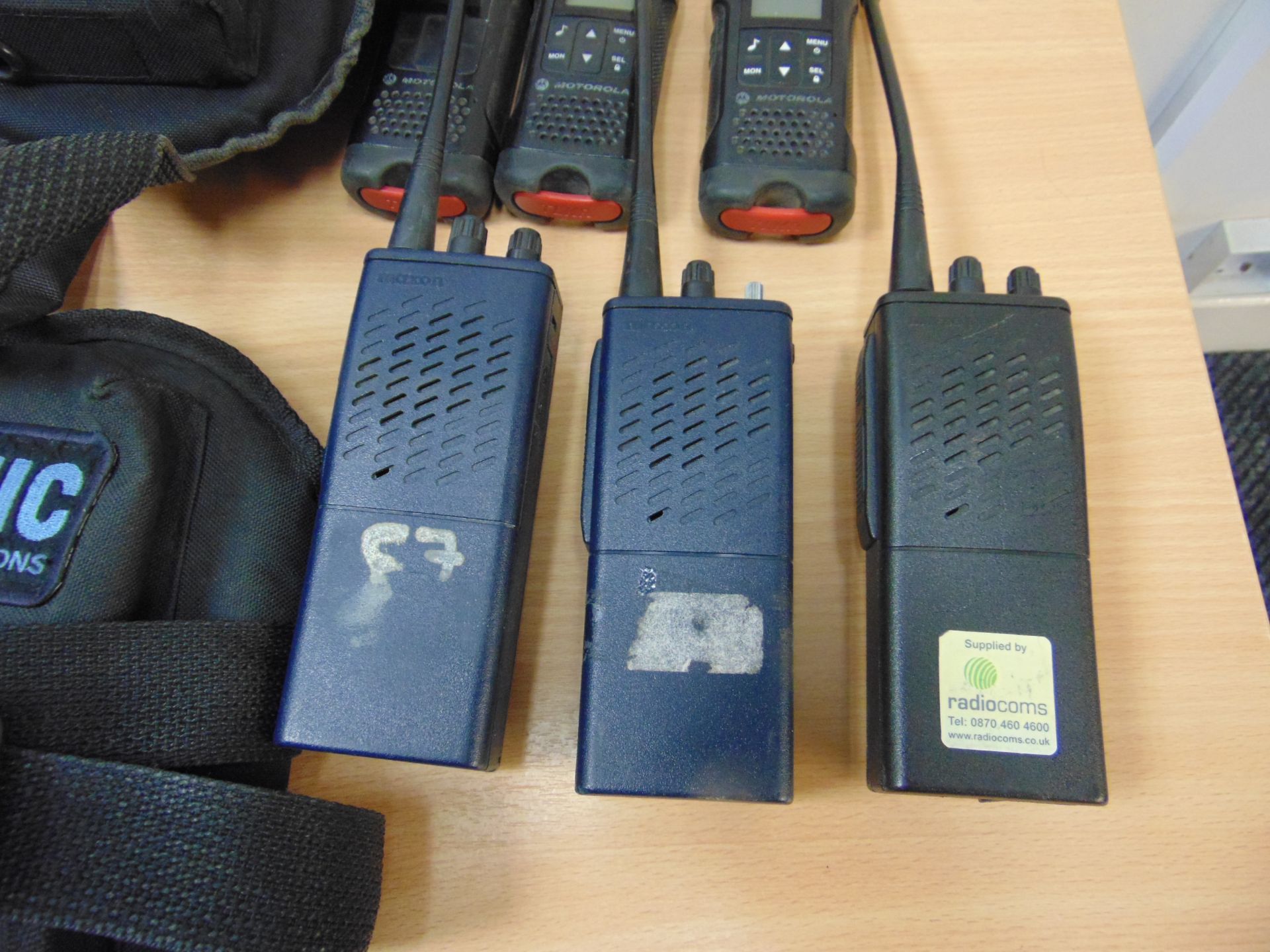 6 x HAND HELD RADIOS, CHARGER & 2 x CARRYING POUCHES - Bild 4 aus 5