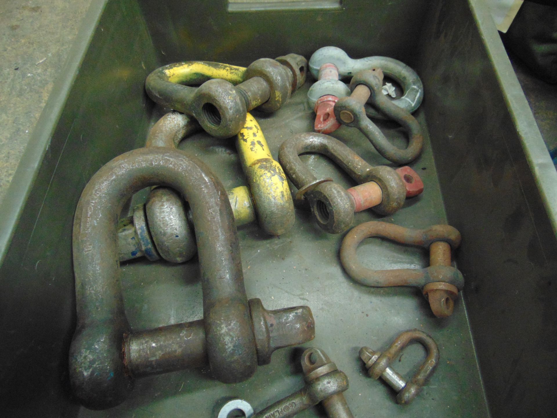 VARIOUS SHACKLES, STORAGE BOX INCLUDED - Image 2 of 3