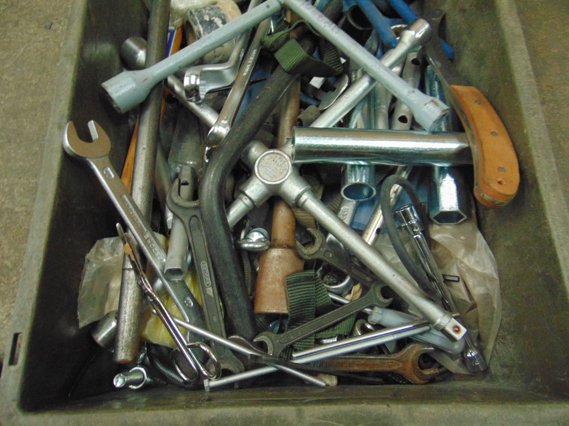 VARIOUS TOOLS AND ITEMS IN GREEN STORAGE BOX - Image 3 of 3