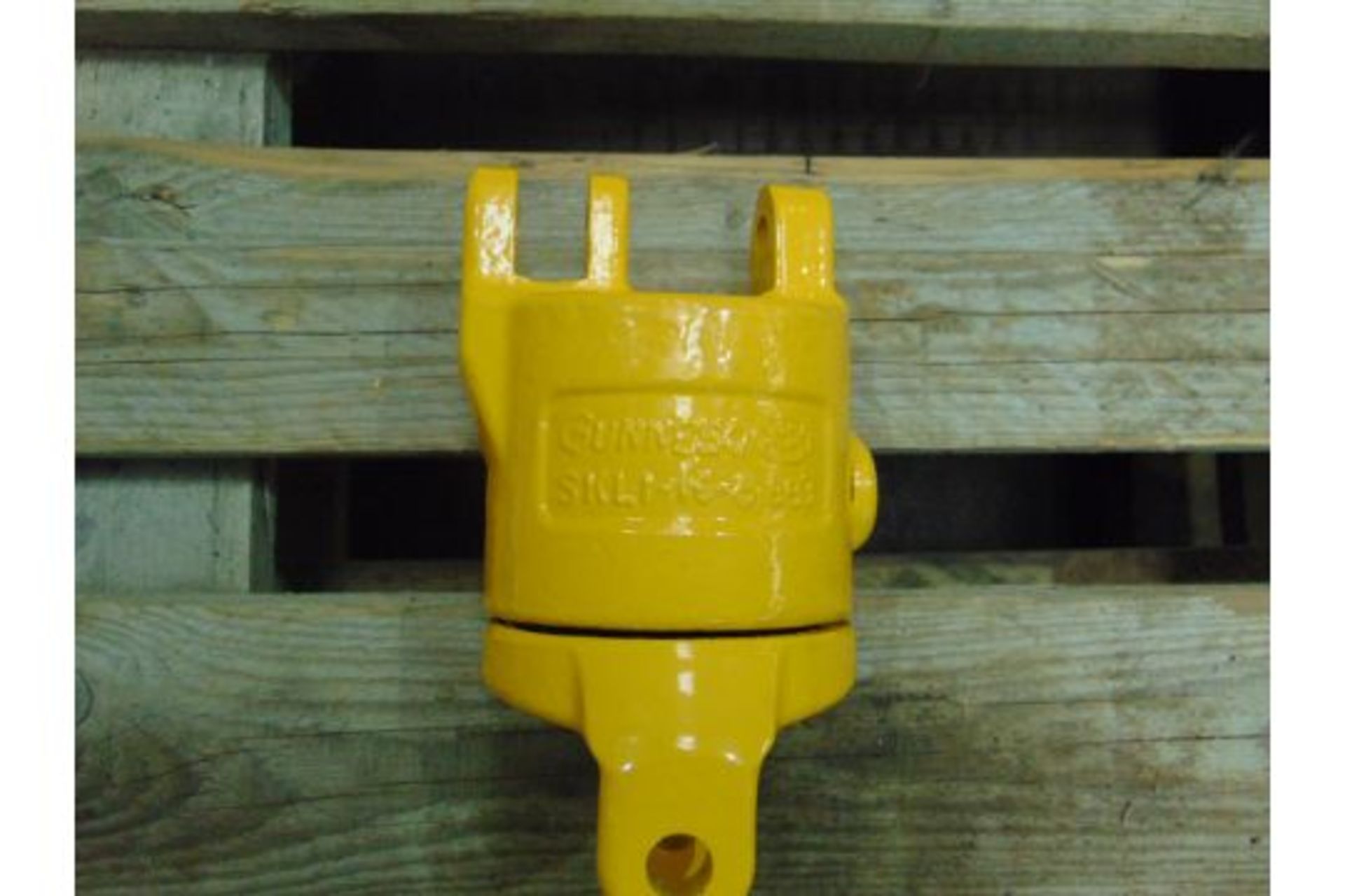 GUNNEBO 8 TONNE CRANE INSULATED SWIVEL ROTATOR LINK- UNISSUED - Image 5 of 5