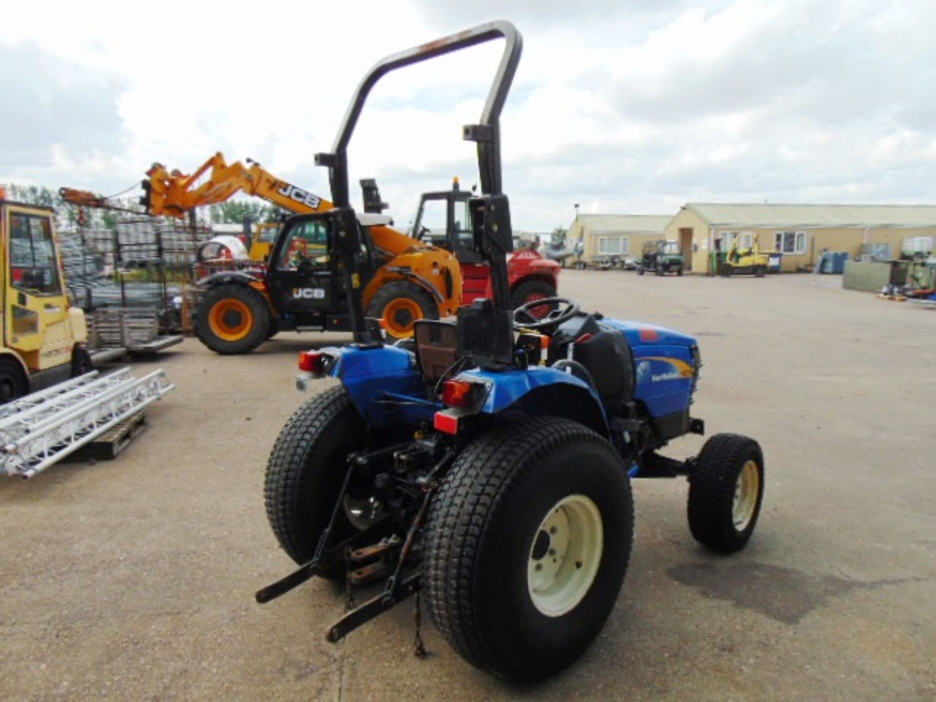 New Holland T1570 Compact Tractor shows ONLY 2,488 HOURS! - Bild 8 aus 16