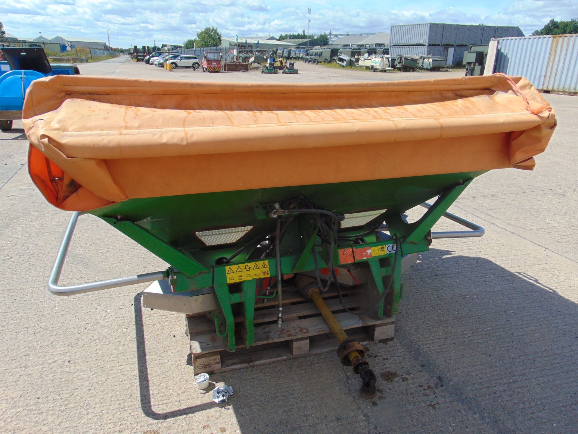 AMAZONE FERTILIZER SPREADER ZA-M 1200 with hydraulics - Image 9 of 12