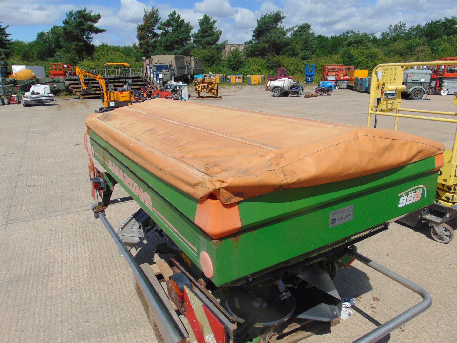 AMAZONE FERTILIZER SPREADER ZA-M 1200 with hydraulics - Image 12 of 12