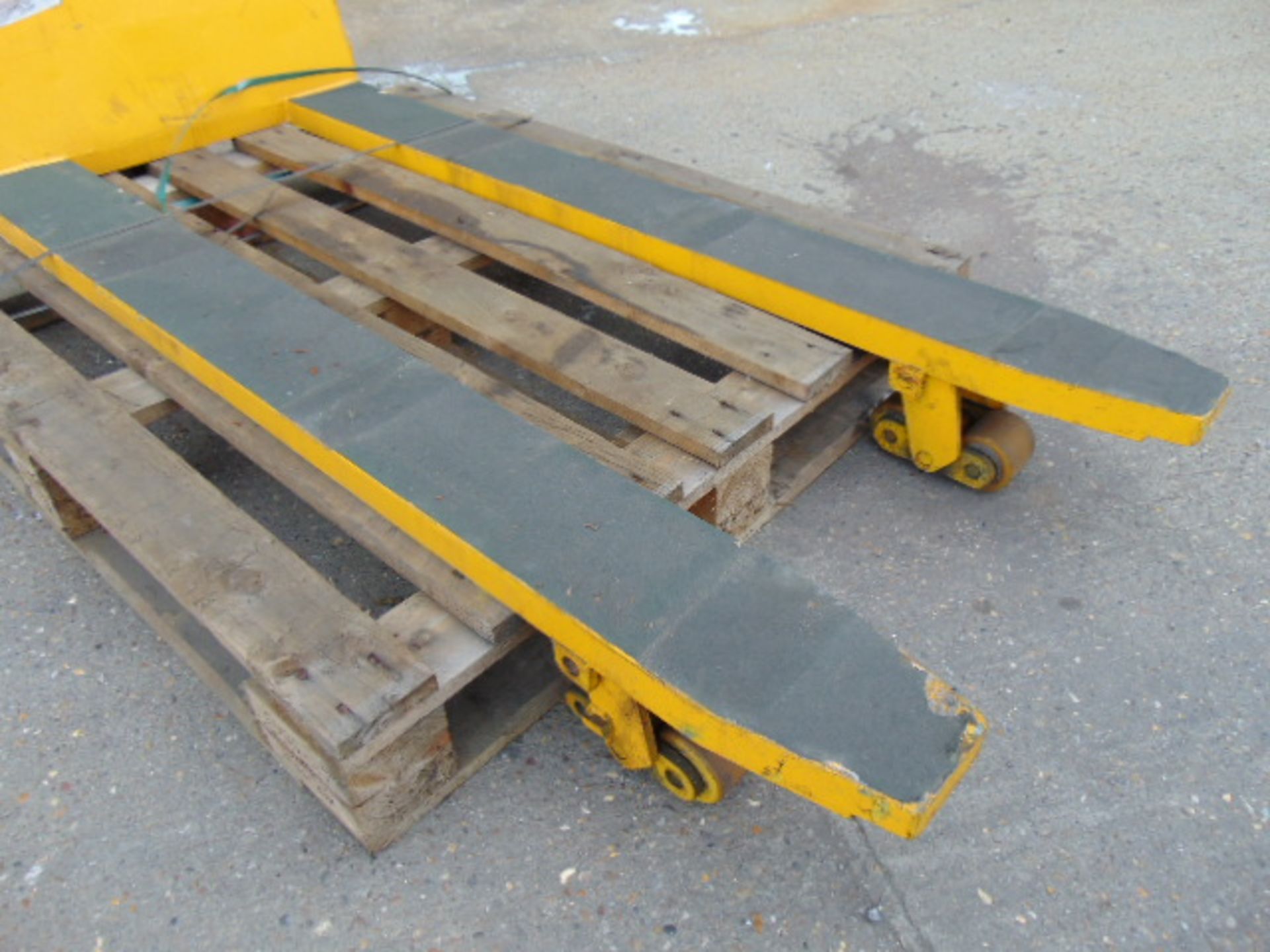 Ex Reserve 1,360Kg Hand Pallet Truck (60 inch Forks) - Image 2 of 5