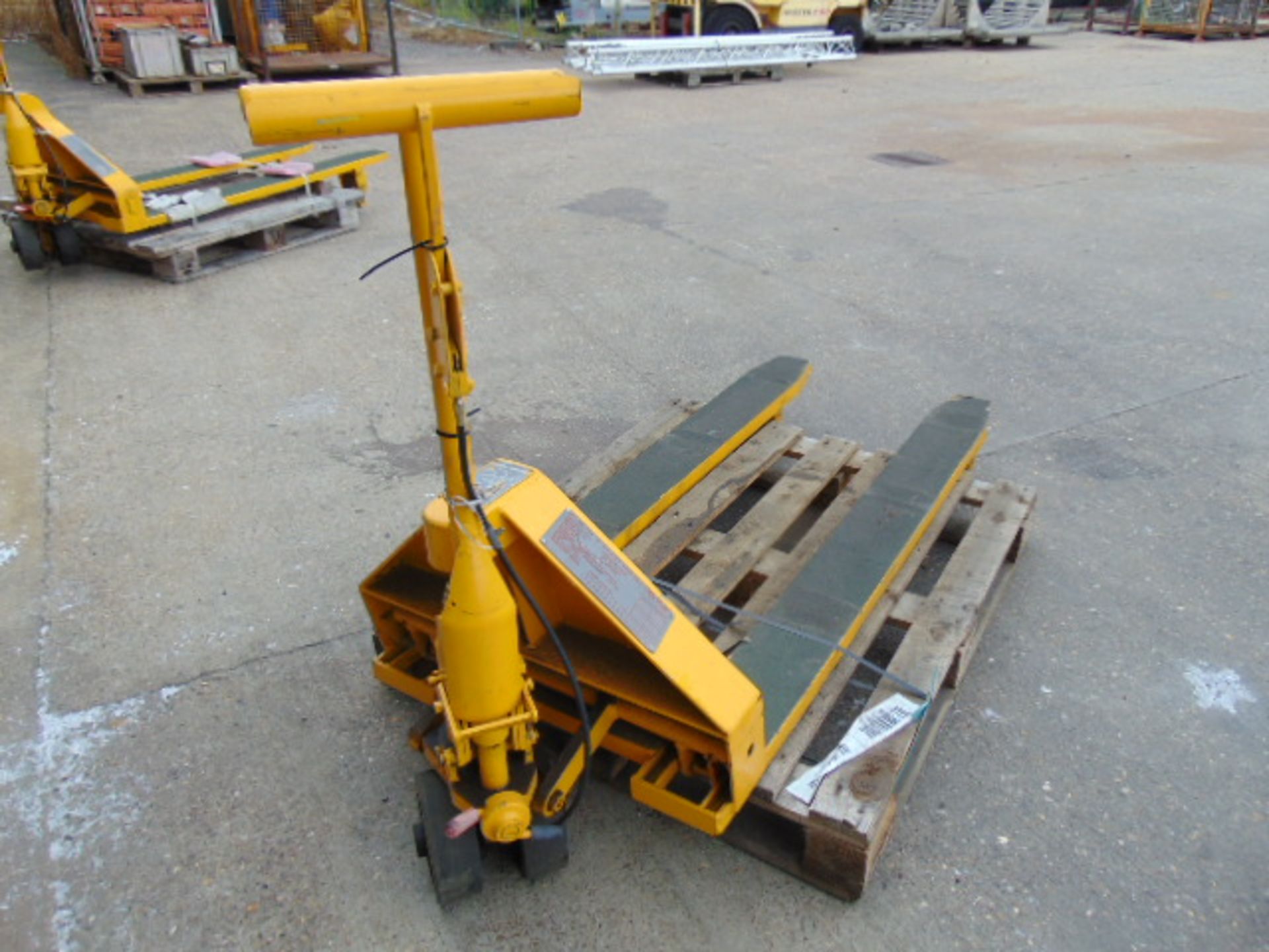 Ex Reserve 1,360Kg Hand Pallet Truck (60 inch Forks) - Image 3 of 5