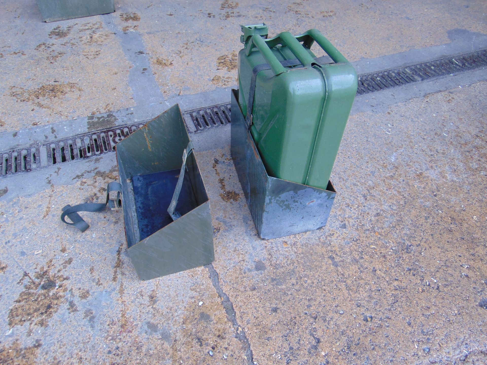 2 x JERRY CAN HOLDERS - Image 2 of 5