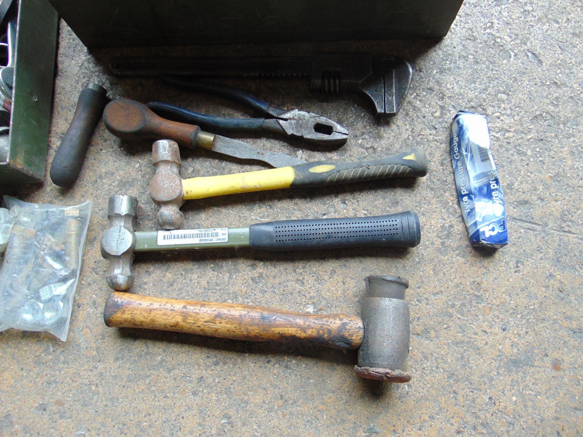 TOOLBOX WITH LARGE AMOUNT OF TOOLS - Image 4 of 6