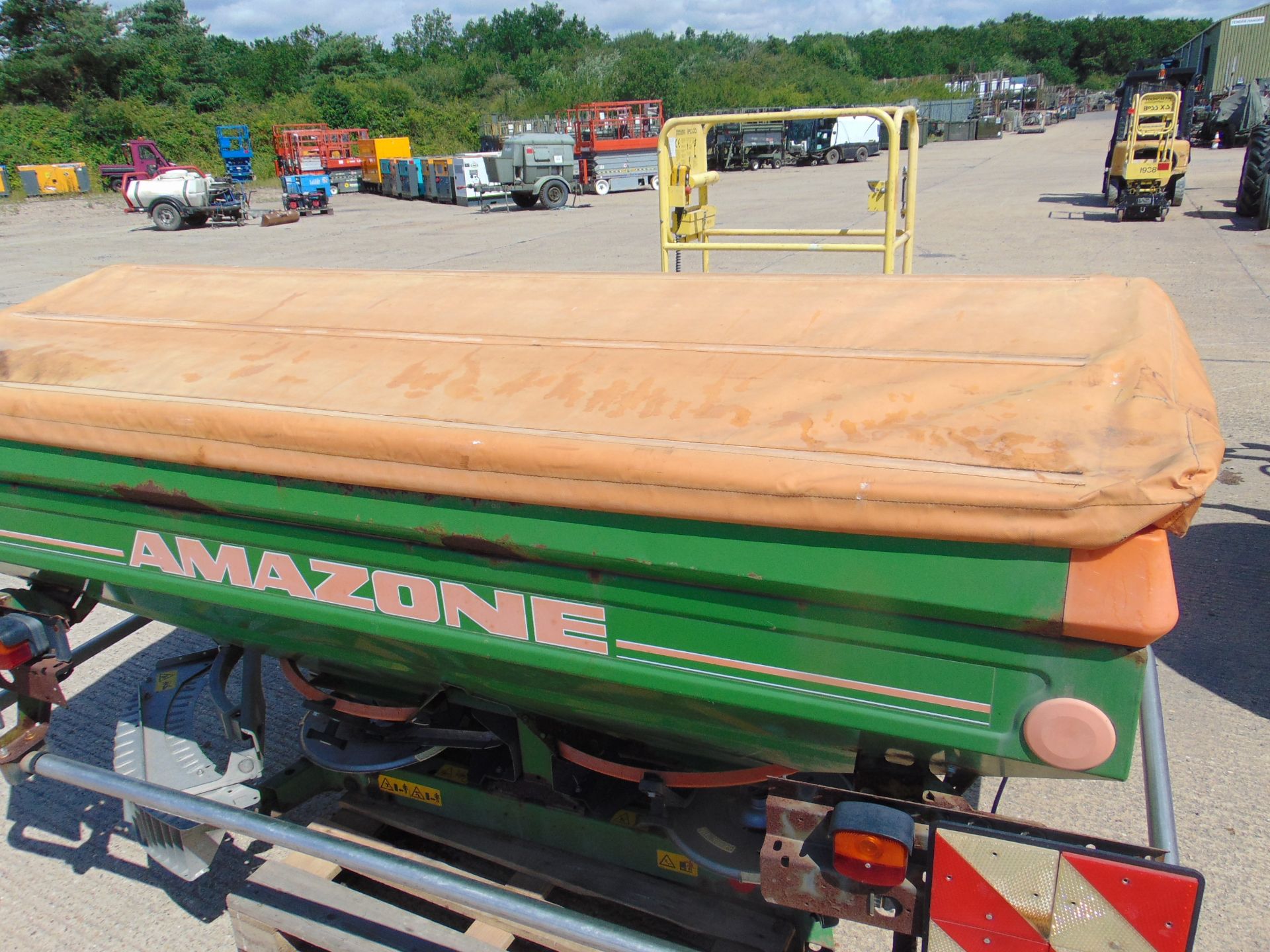 AMAZONE FERTILIZER SPREADER ZA-M 1200 with hydraulics - Image 11 of 12