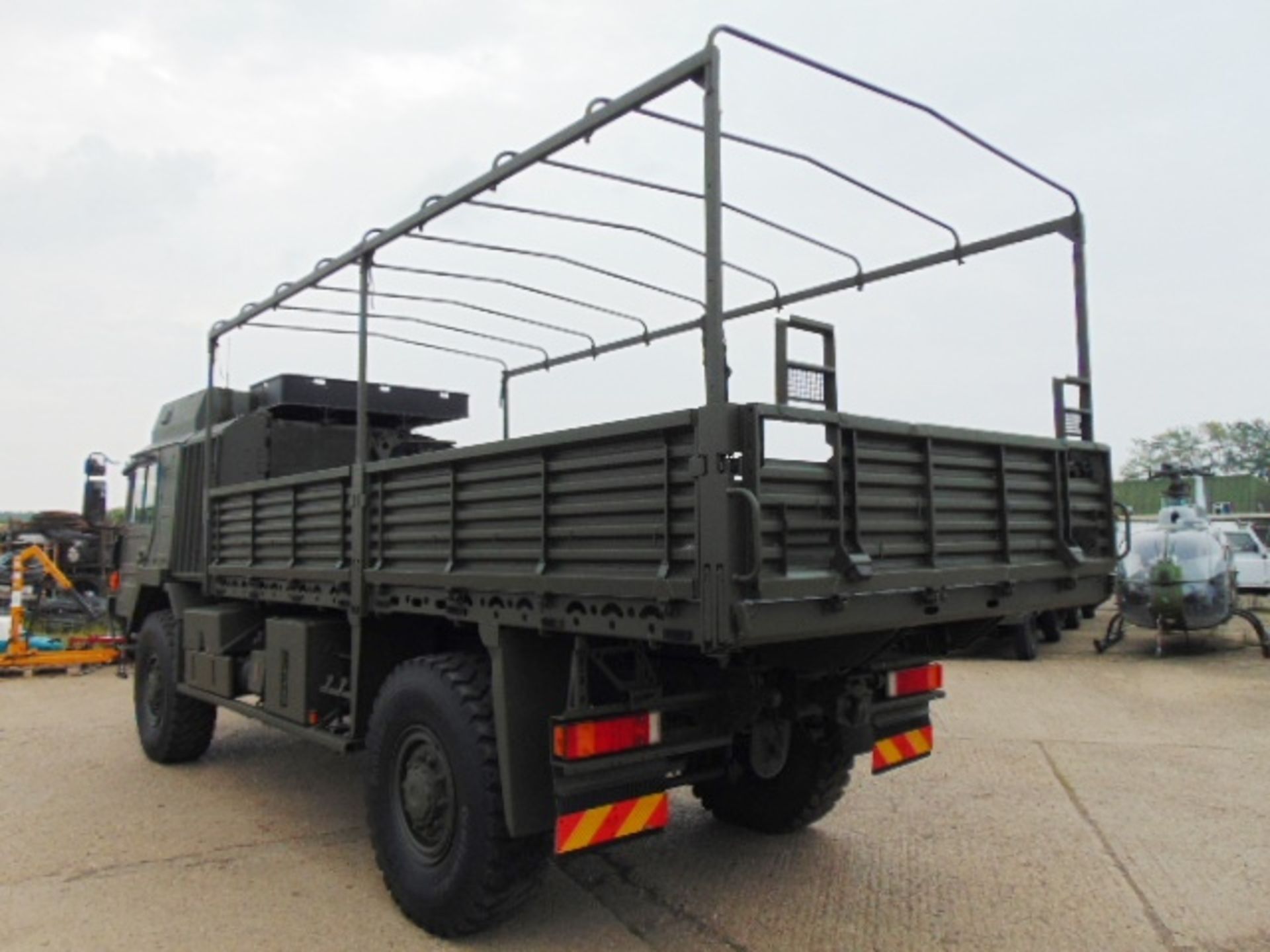 MAN 4X4 HX60 18.330 FLAT BED CARGO TRUCK ONLY 26,009Km! - Image 8 of 32