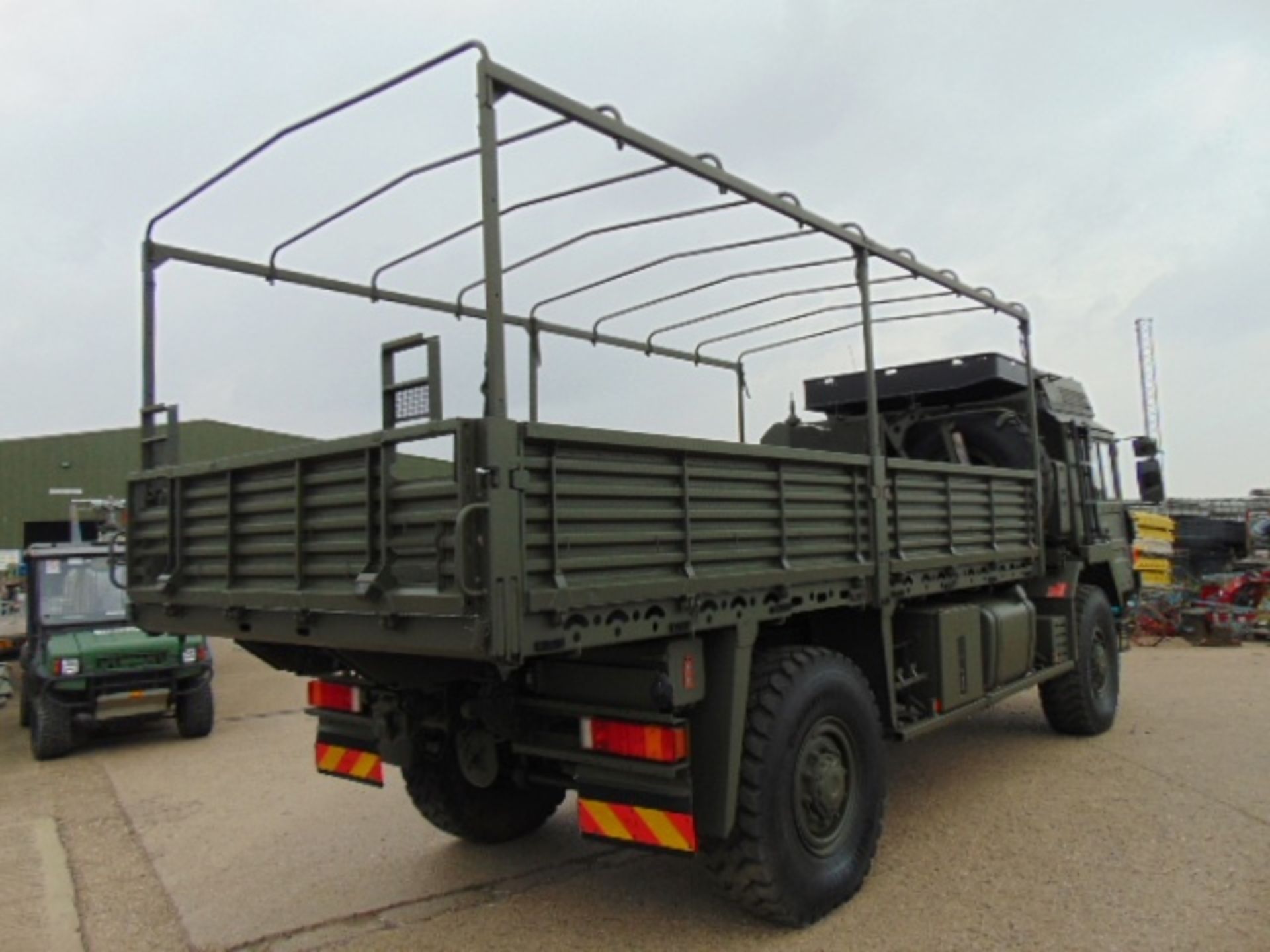 MAN 4X4 HX60 18.330 FLAT BED CARGO TRUCK ONLY 26,009Km! - Image 6 of 32