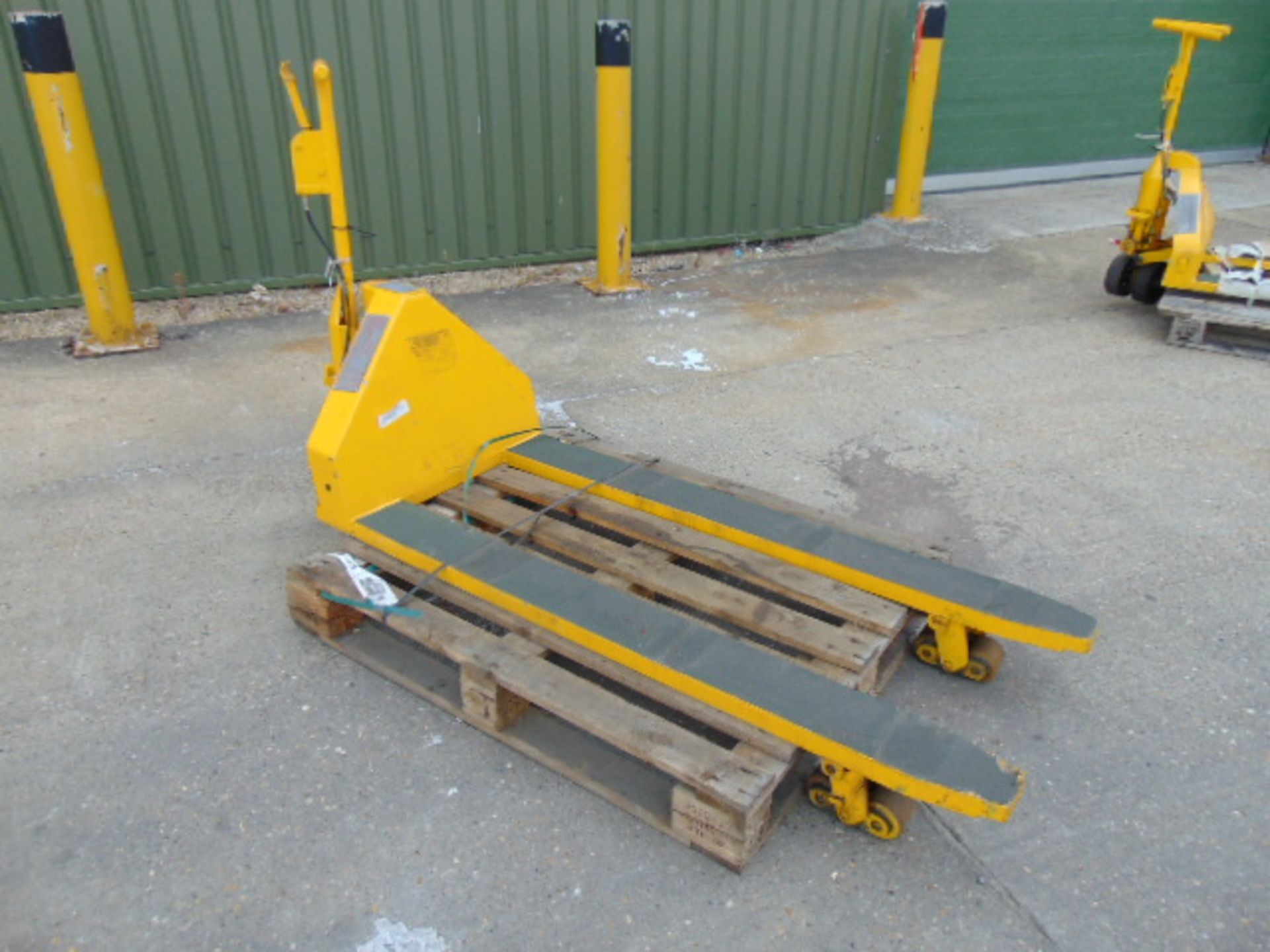 Ex Reserve 1,360Kg Hand Pallet Truck (60 inch Forks)