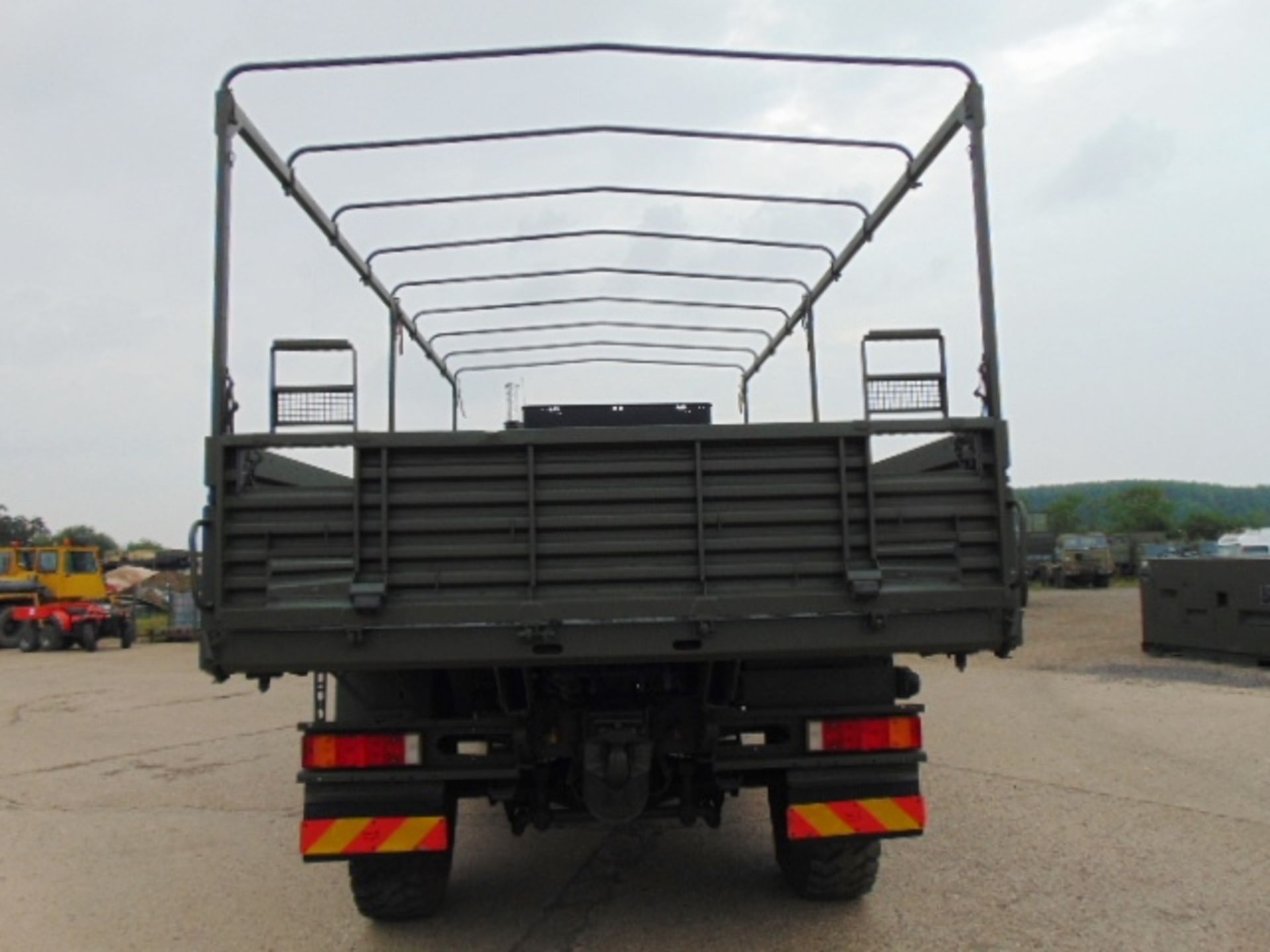 MAN 4X4 HX60 18.330 FLAT BED CARGO TRUCK ONLY 26,009Km! - Image 7 of 32